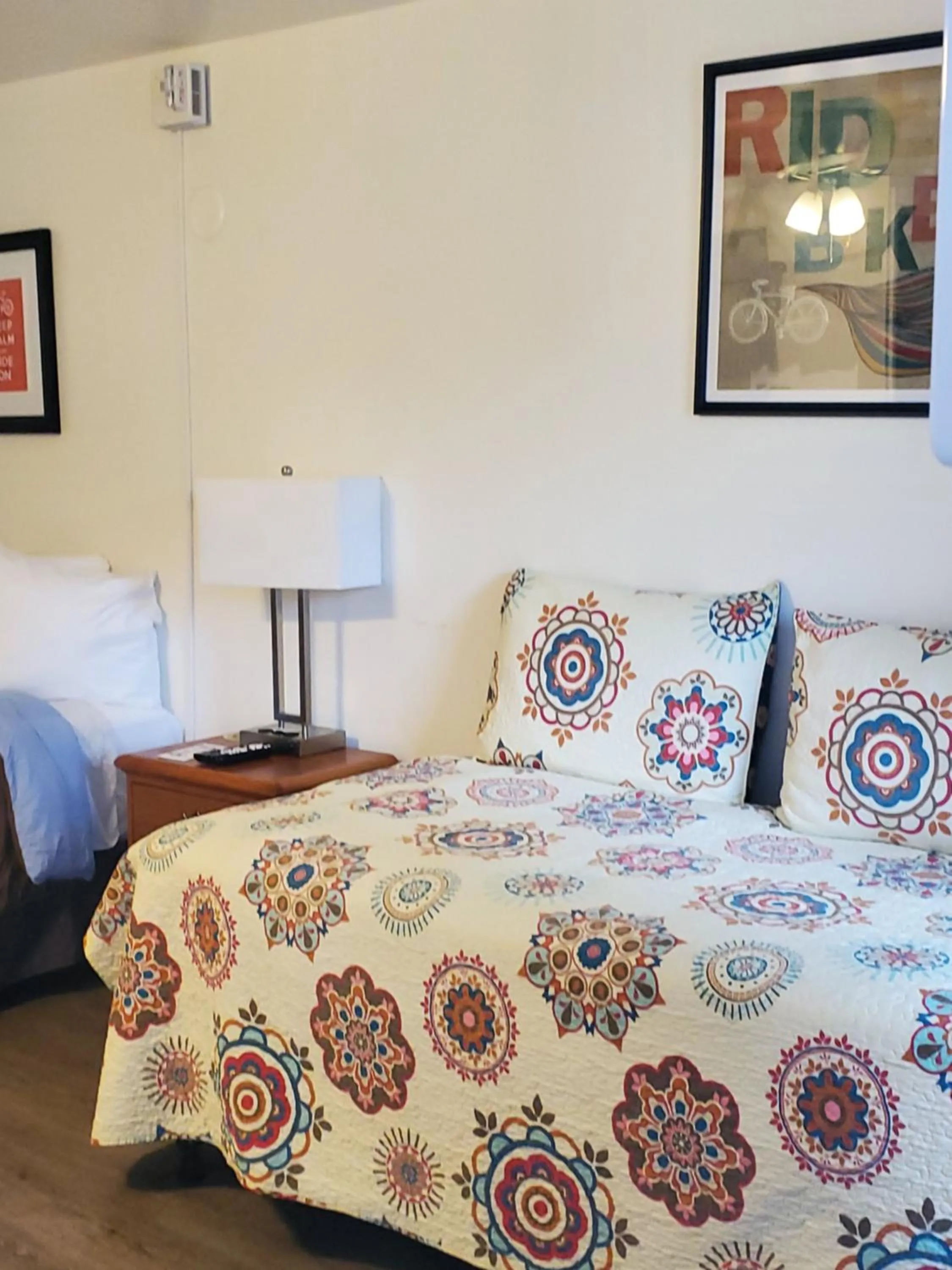 Bed in Arbor Inn Motel Oakridge