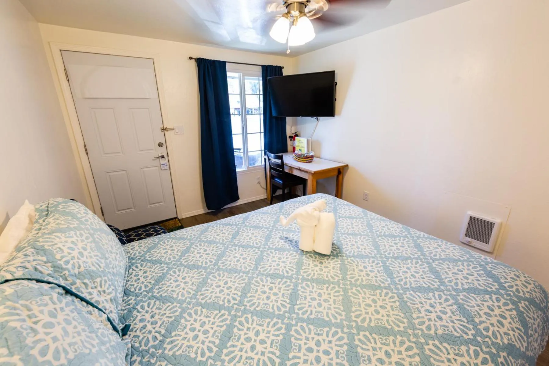 Bed in Arbor Inn Motel Oakridge