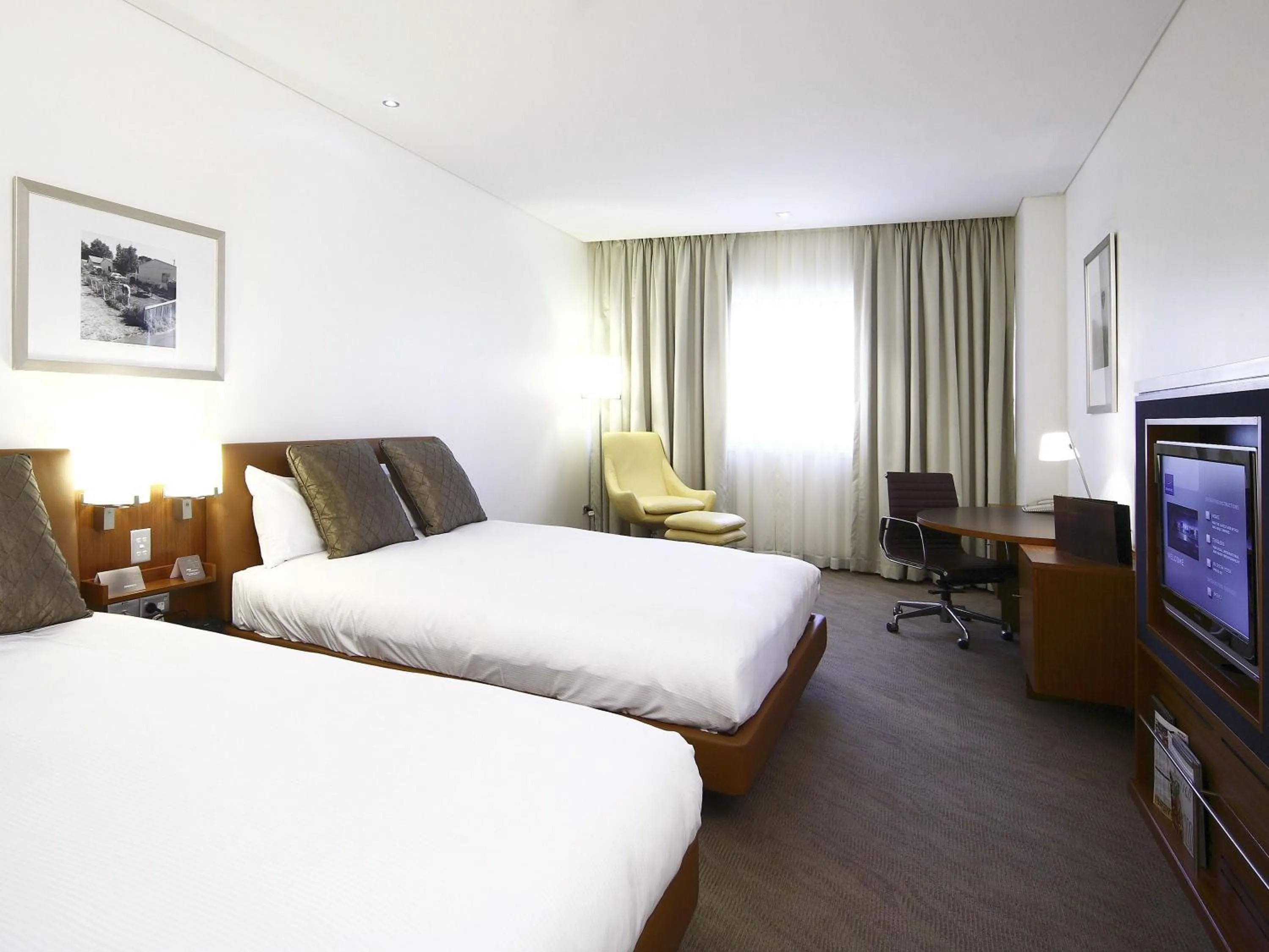 Bedroom, Bed in Novotel Canberra