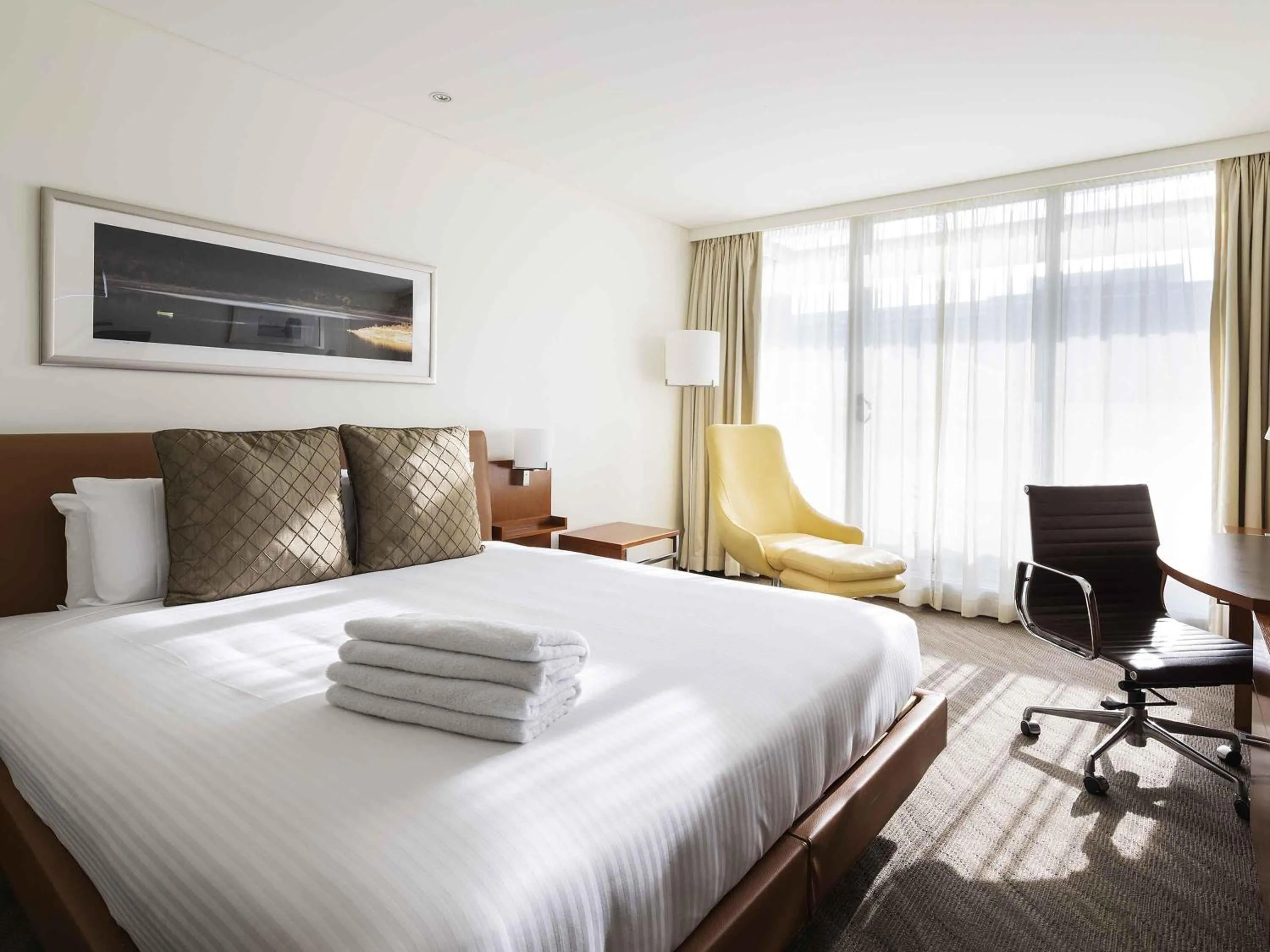 Bedroom, Bed in Novotel Canberra