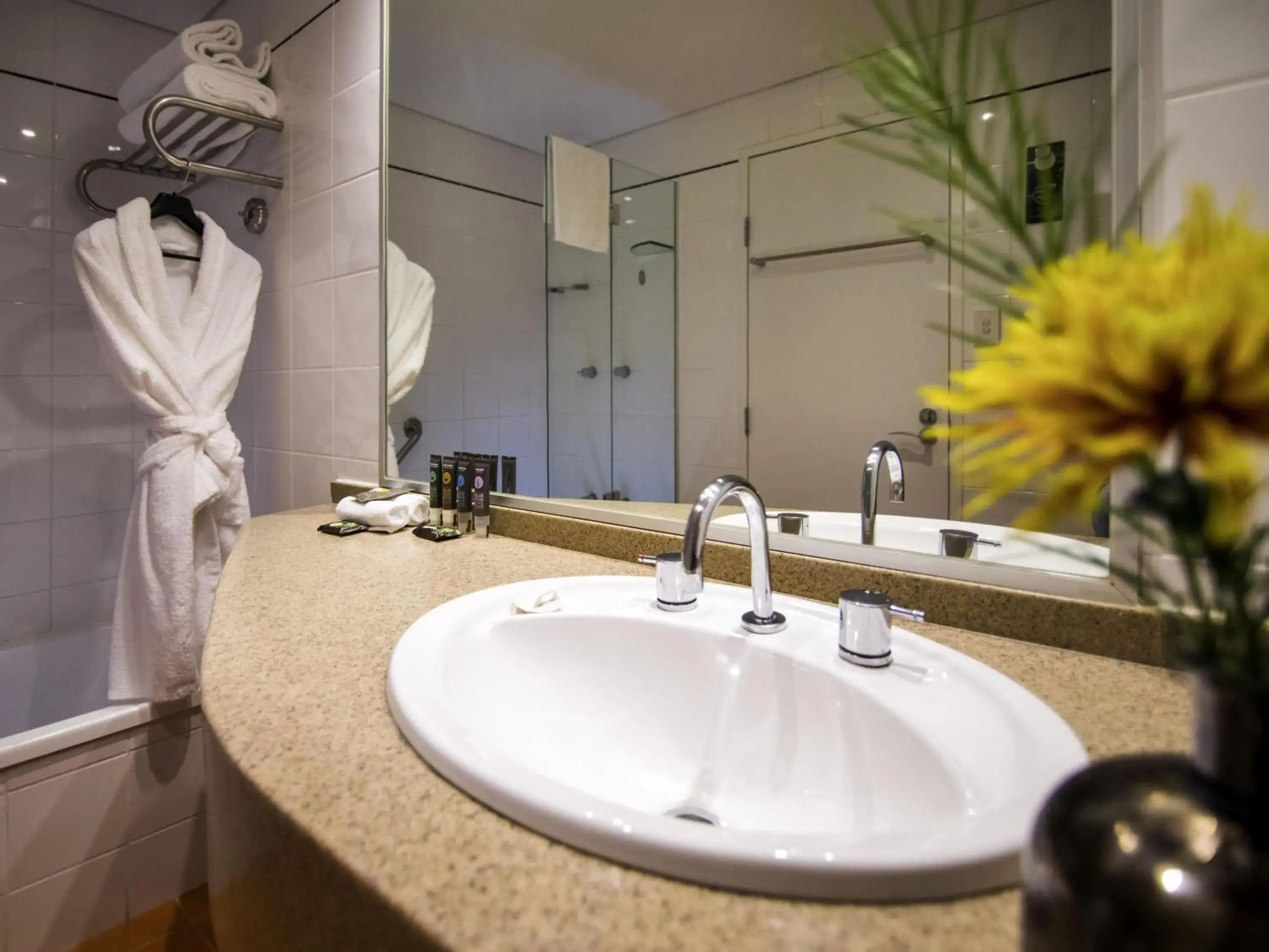 Standard Queen Room in Novotel Canberra Standard Queen Room in Novotel Canberra