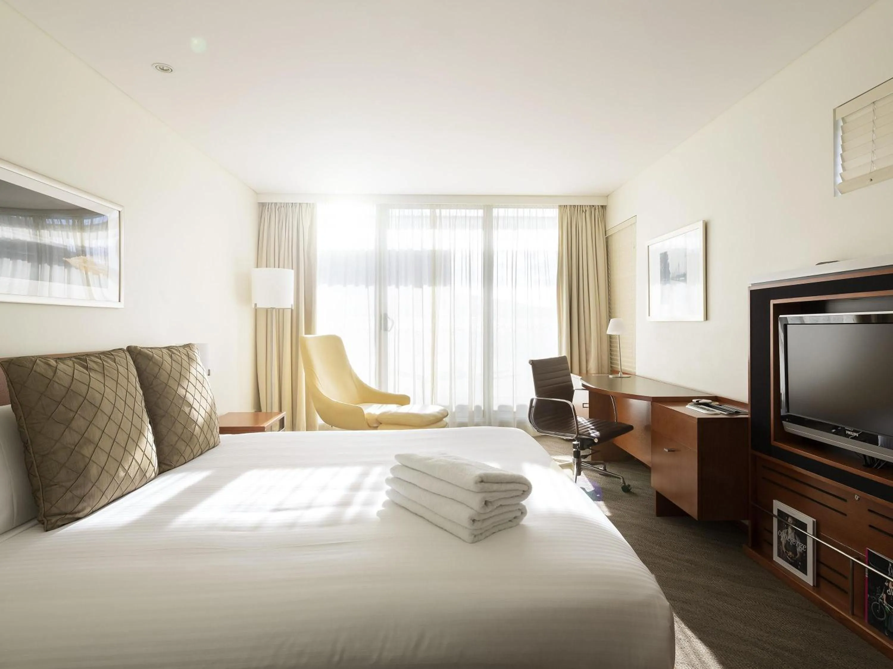 Property building, Bed in Novotel Canberra