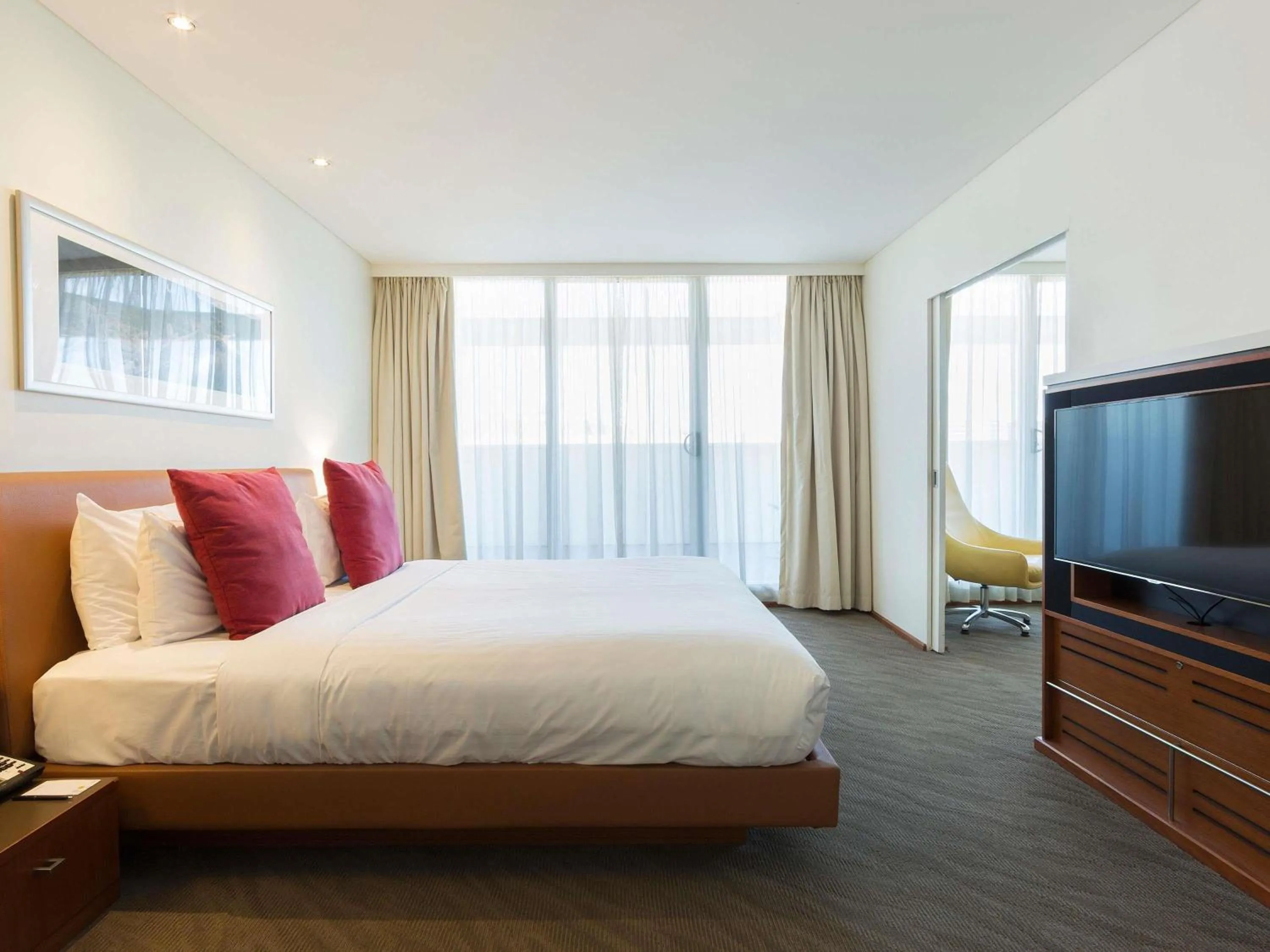 Bedroom, Bed in Novotel Canberra