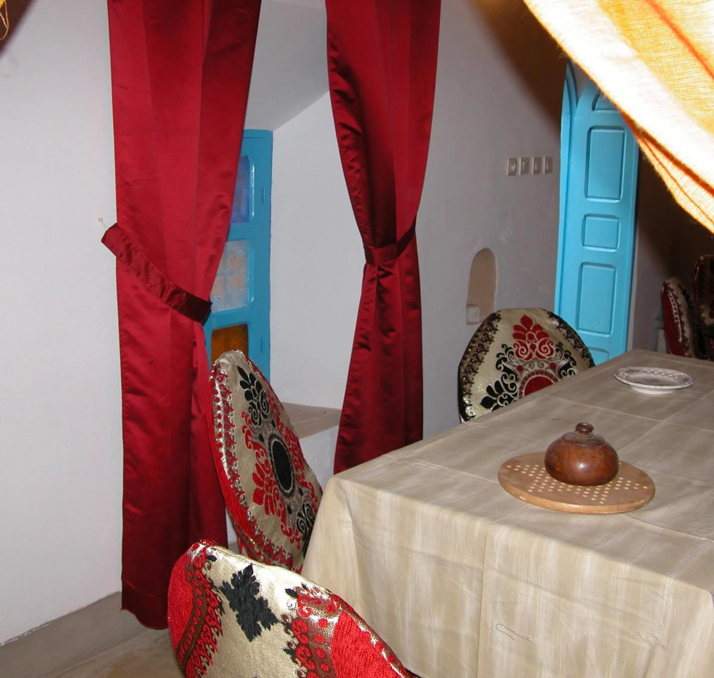 Restaurant/places to eat, Bed in Kasbah Iswan