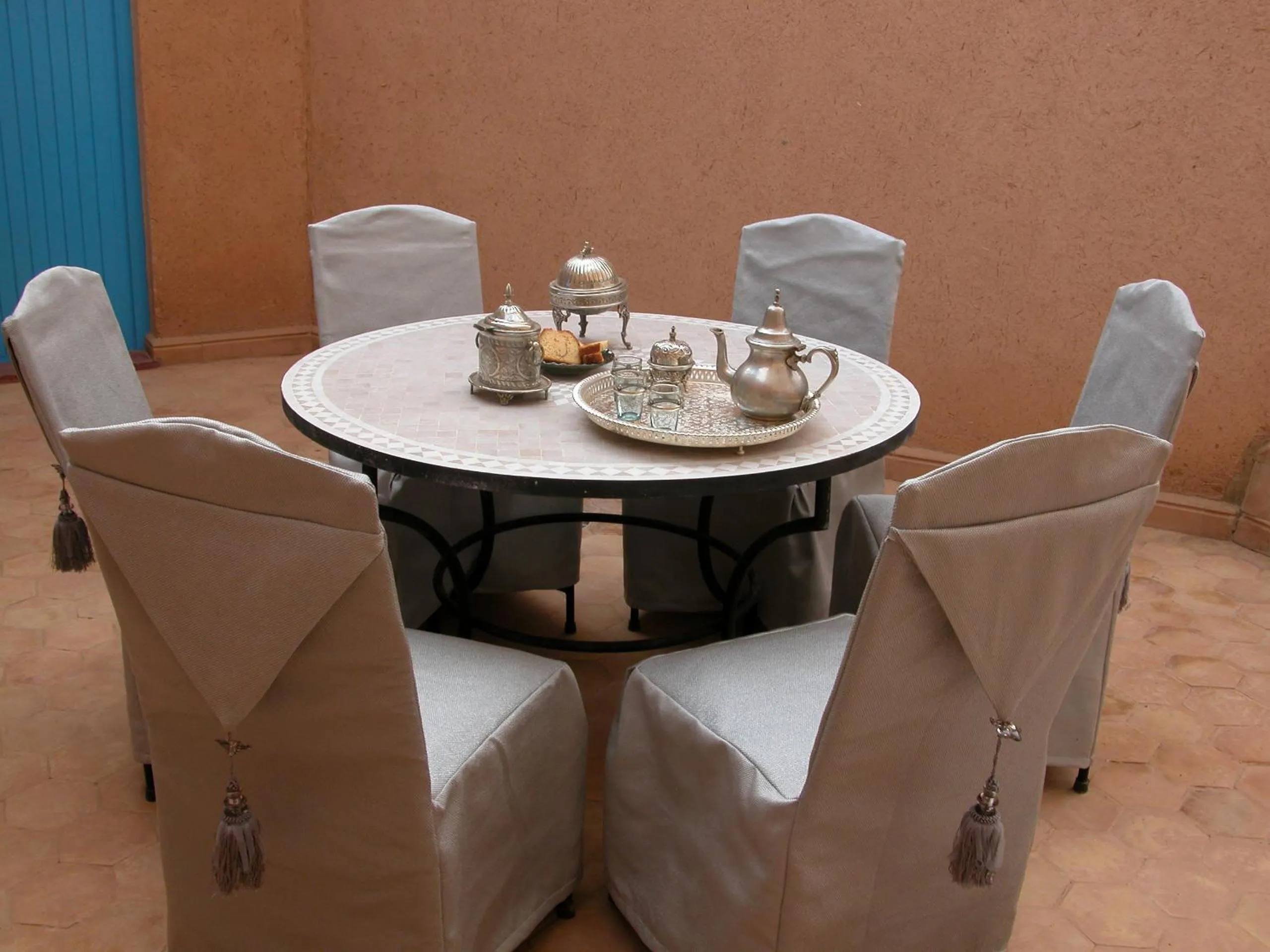 Restaurant/places to eat in Kasbah Iswan