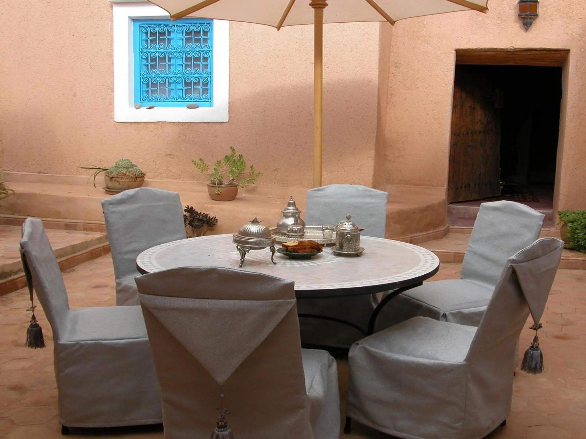 Restaurant/places to eat in Kasbah Iswan