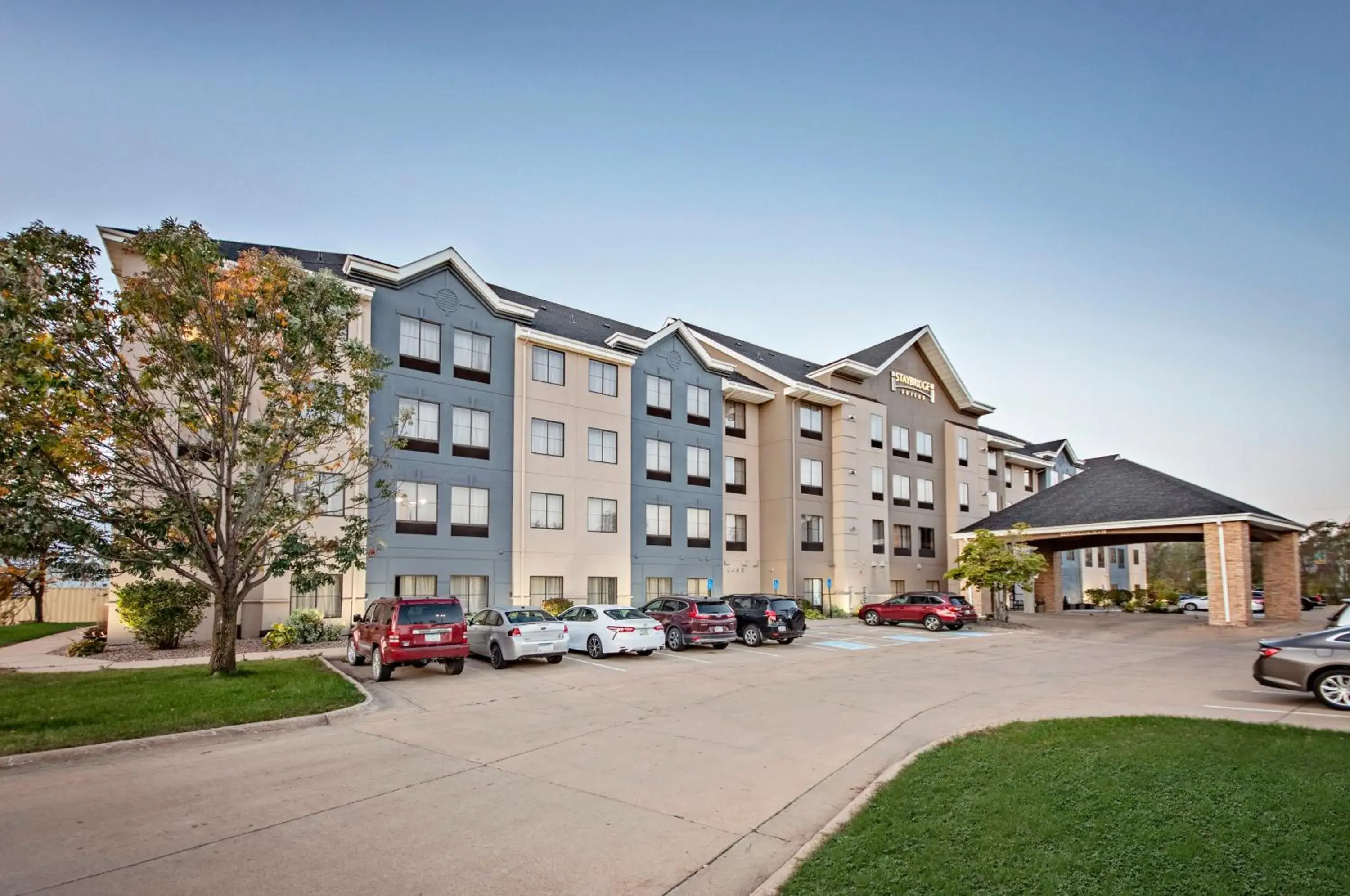 Property building in Staybridge Suites - Cedar Rapids North by IHG Property building in Staybridge Suites - Cedar Rapids North by IHG