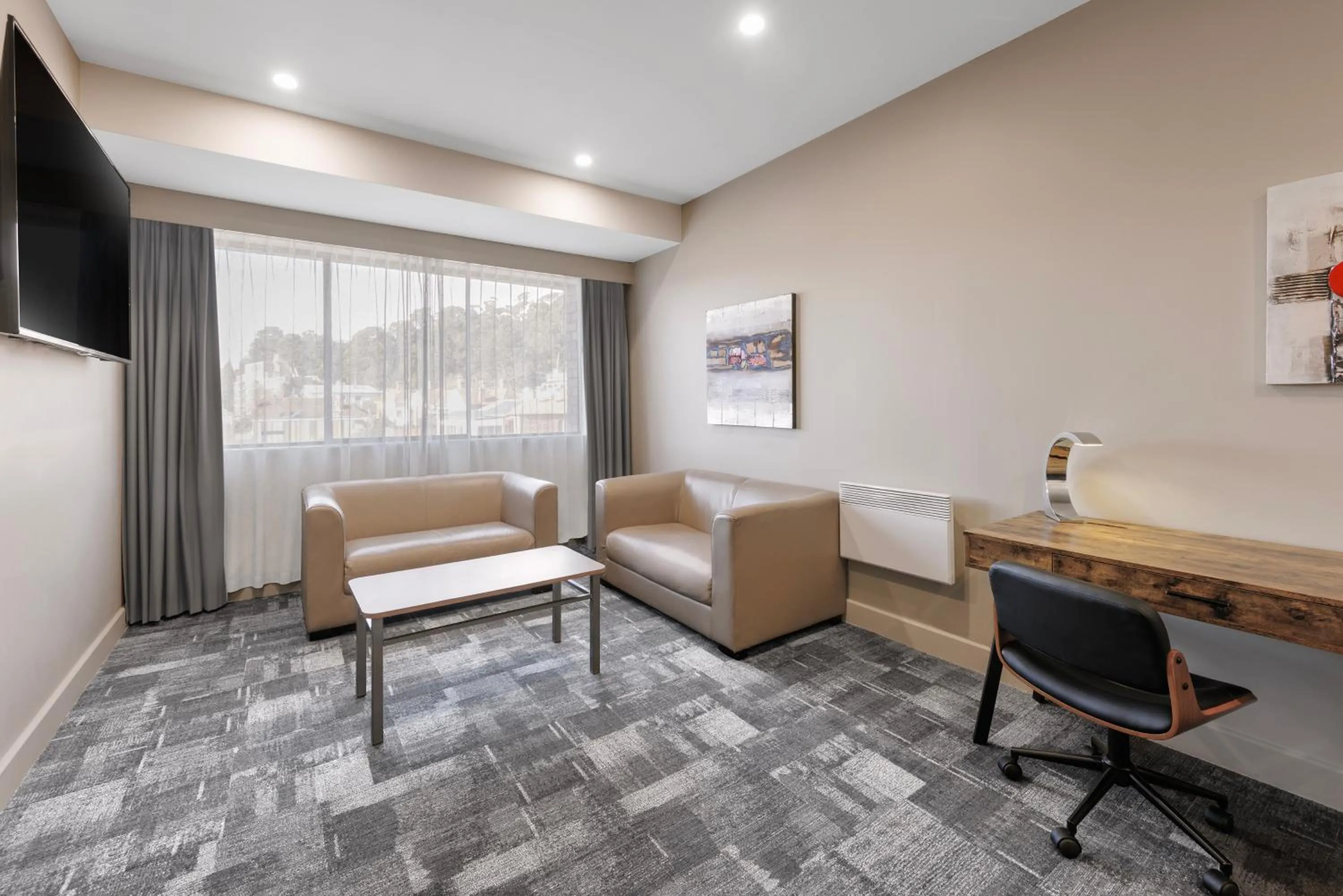 Communal lounge/ TV room in Best Western Plus Launceston