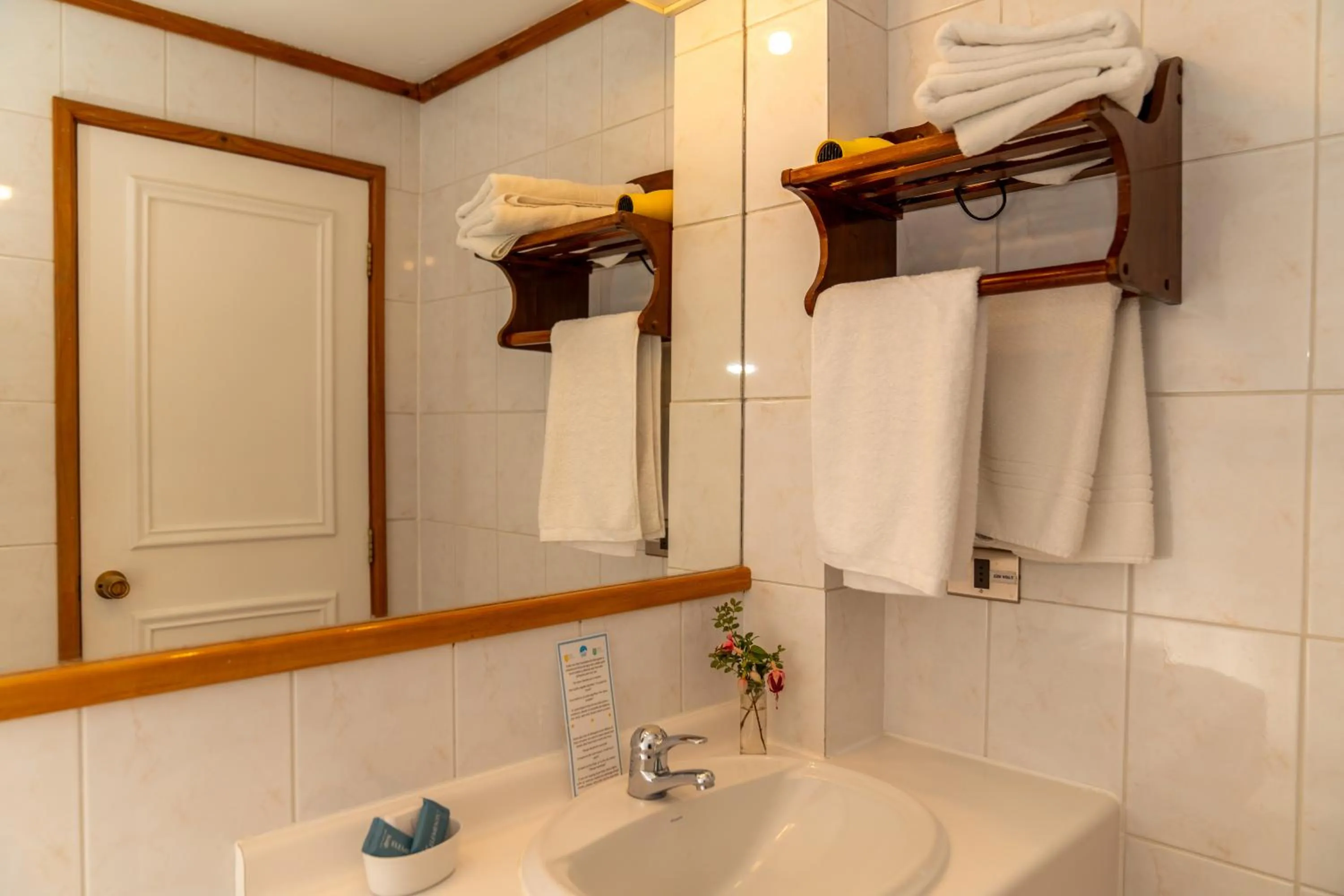 Bathroom in Hotel Elun, la mejor vista