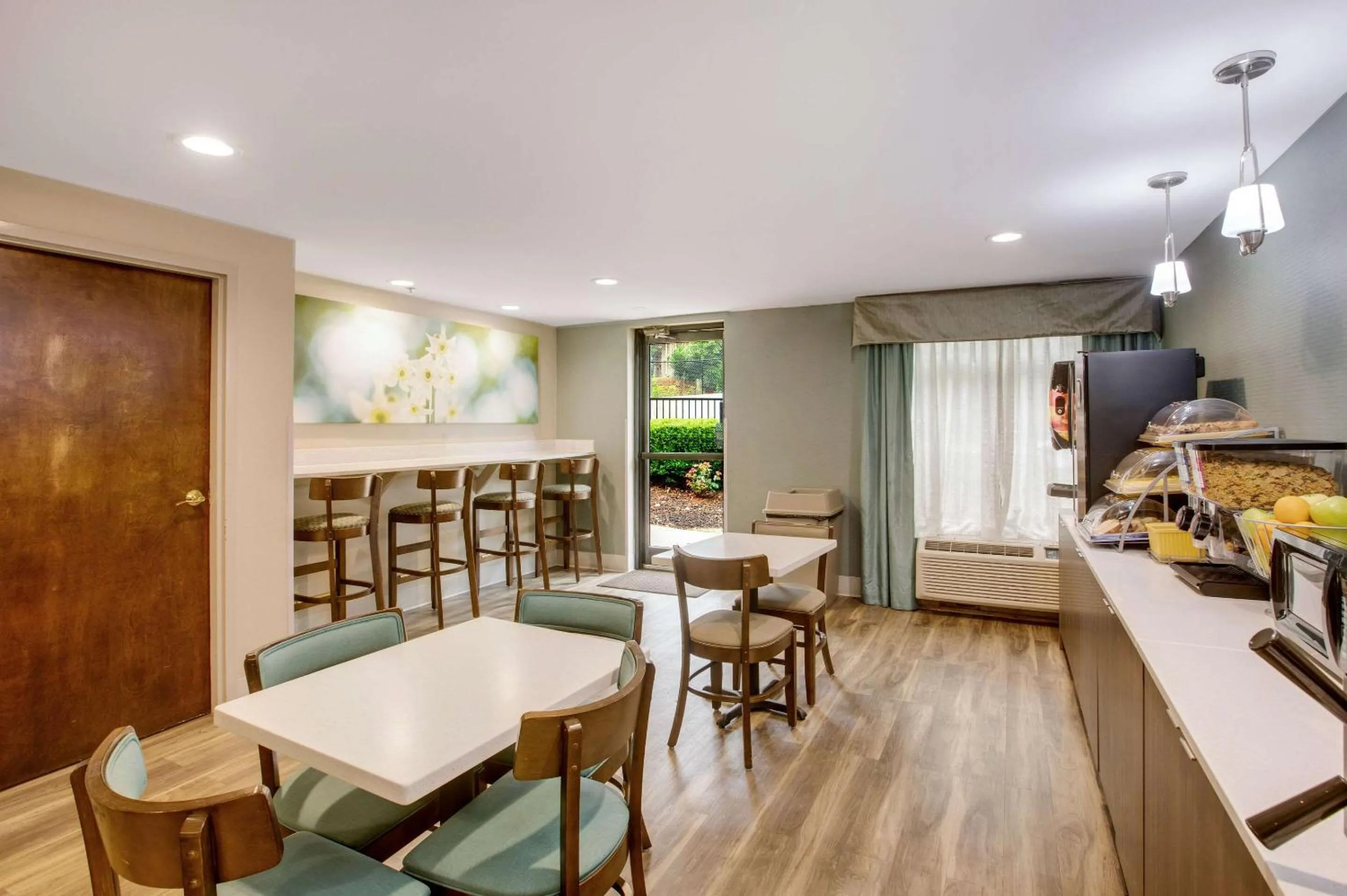 Breakfast in Clarion Pointe Atlanta Airport College Park