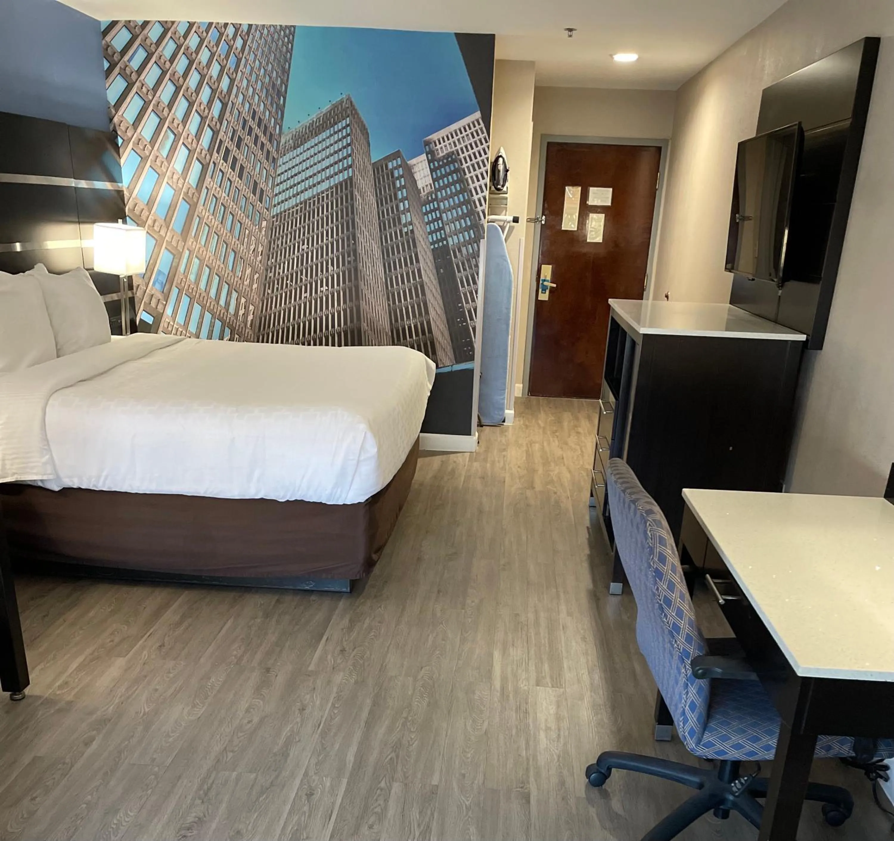 Photo of the whole room, Bed in Clarion Pointe Atlanta Airport College Park