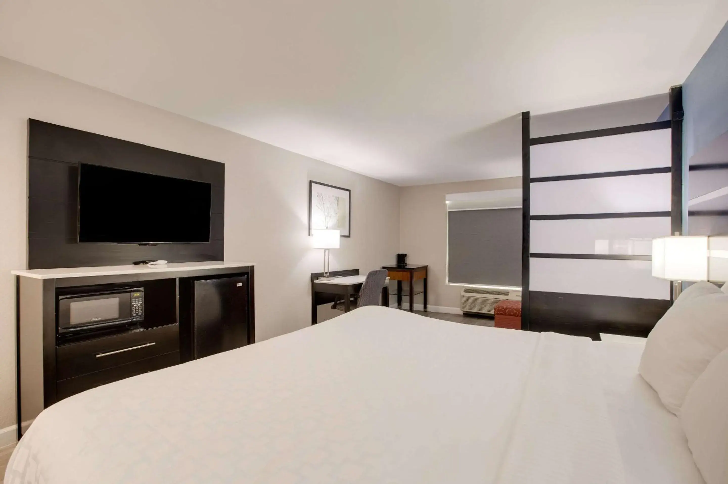 Photo of the whole room, Bed in Clarion Pointe Atlanta Airport College Park Photo of the whole room, Bed in Clarion Pointe Atlanta Airport College Park