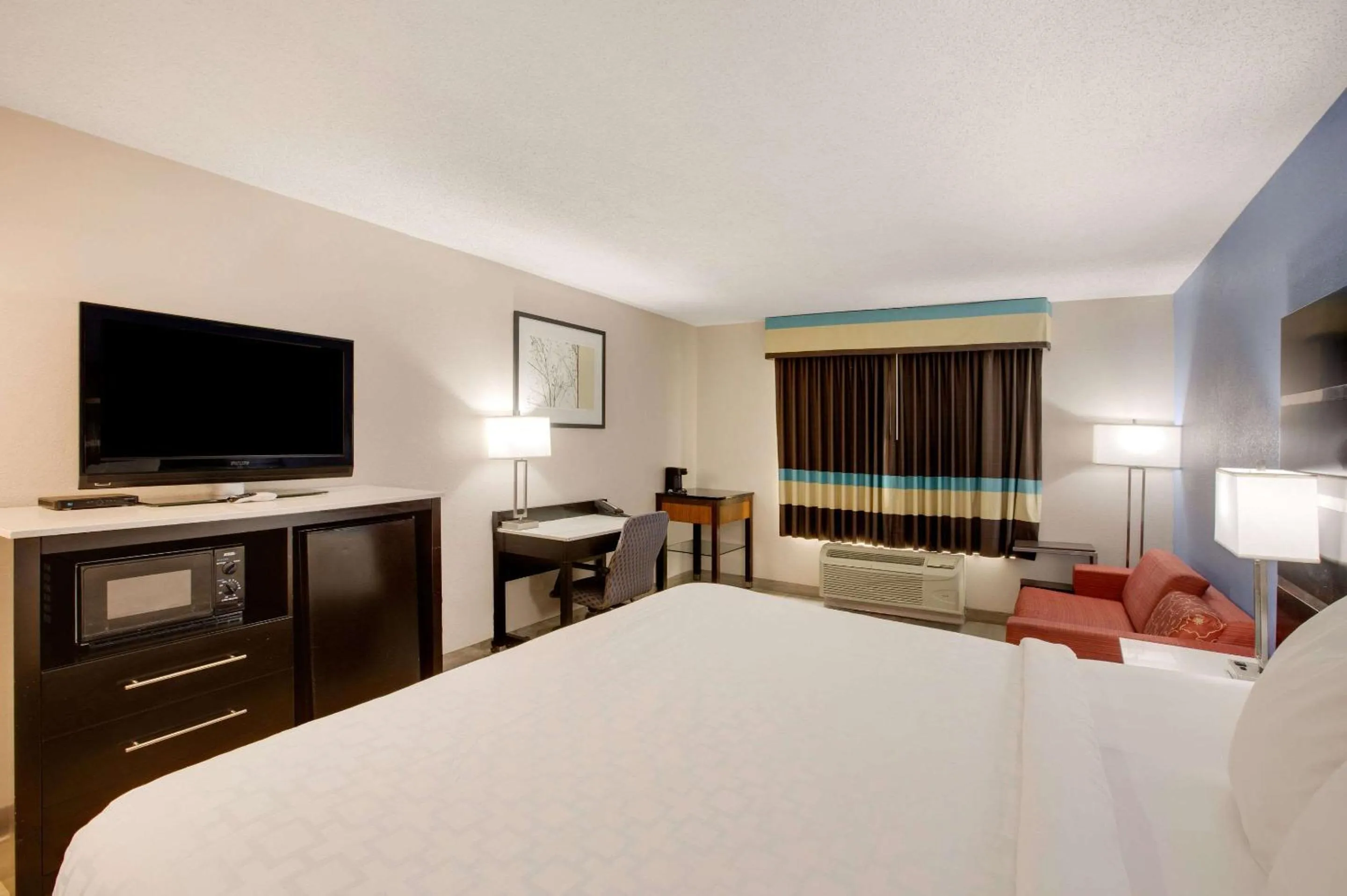 Bedroom, Bed in Clarion Pointe Atlanta Airport College Park