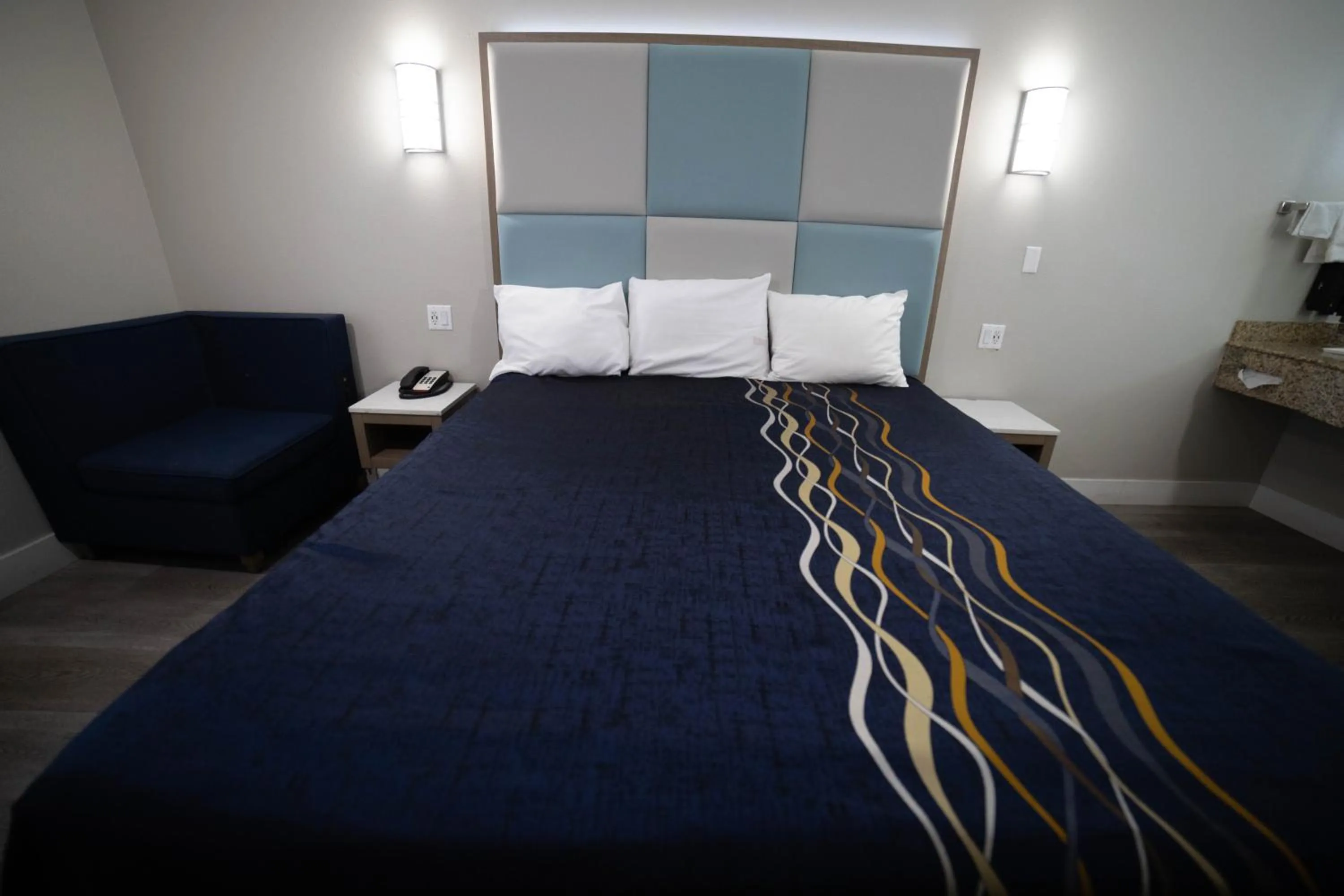 Bedroom, Bed in Mid City Inn & Suites Pico Rivera