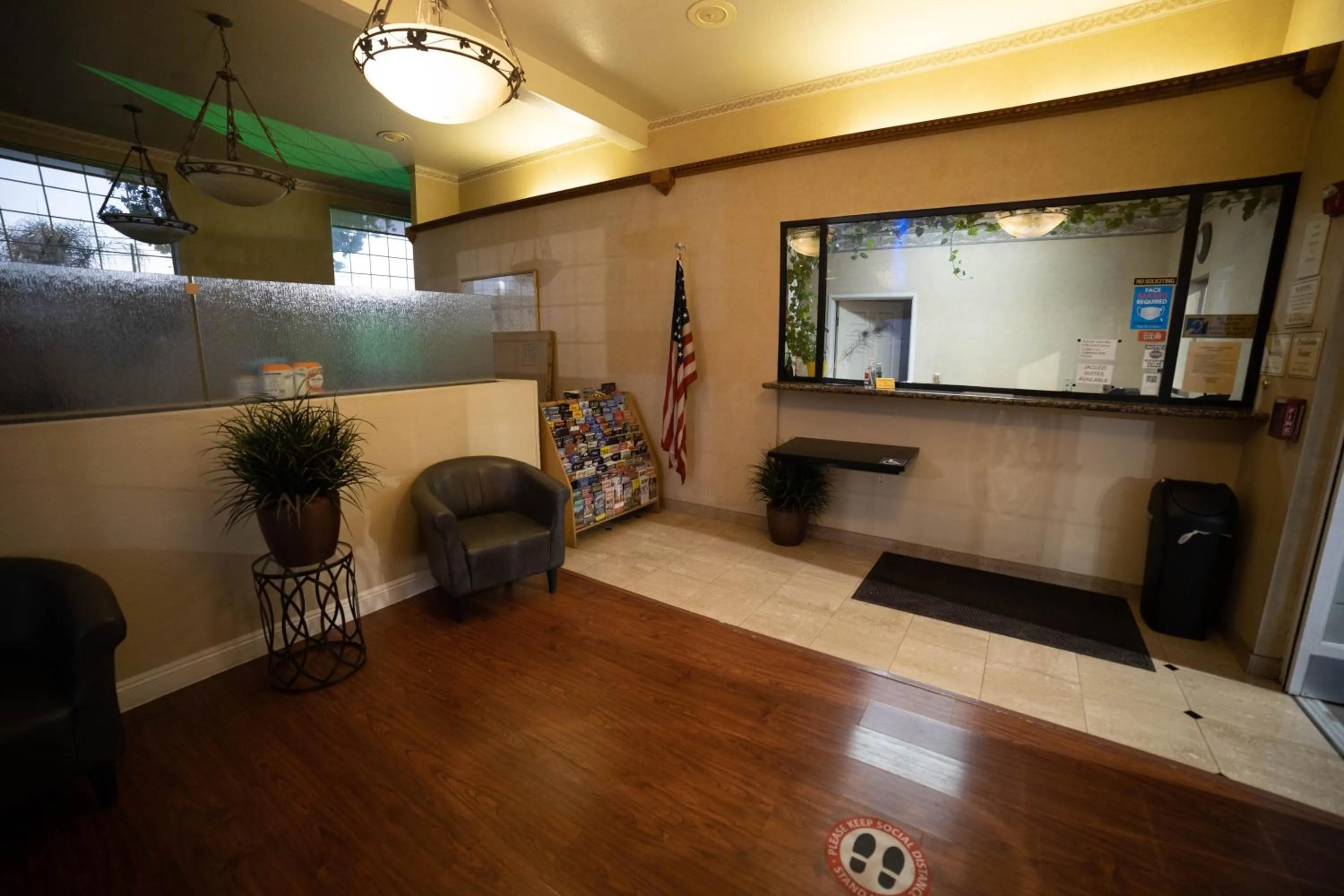 Lobby or reception in Mid City Inn & Suites Pico Rivera