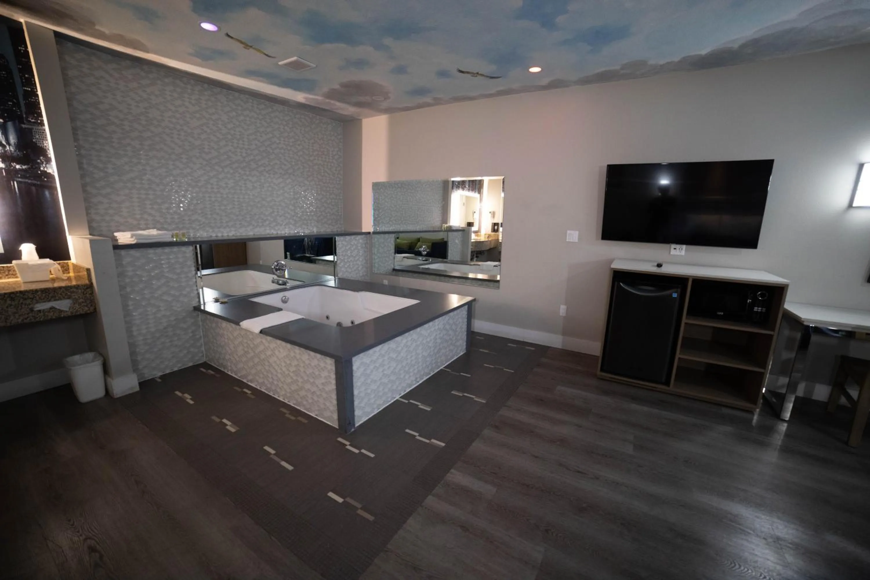 Hot Tub in Mid City Inn & Suites Pico Rivera