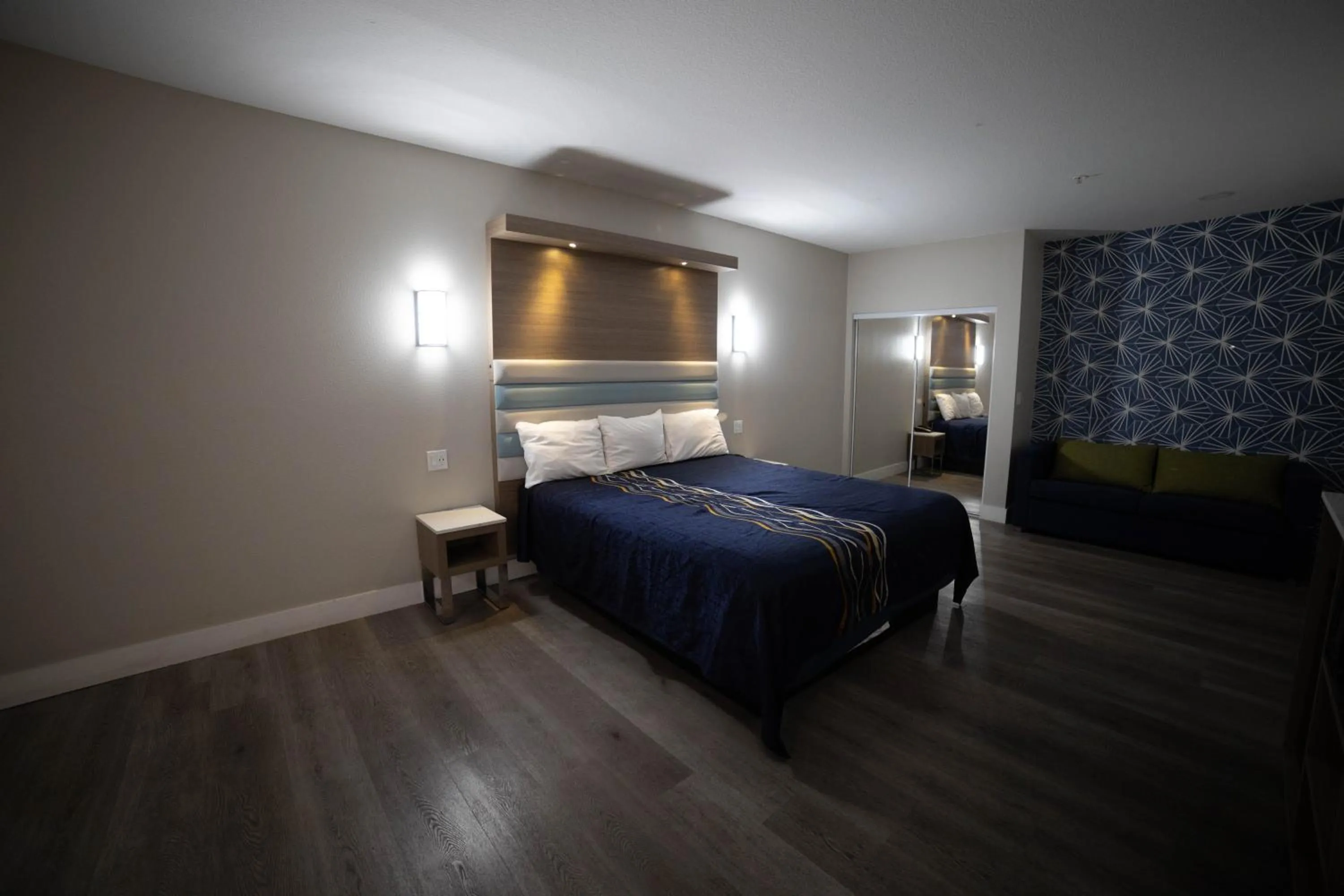 Bed in Mid City Inn & Suites Pico Rivera