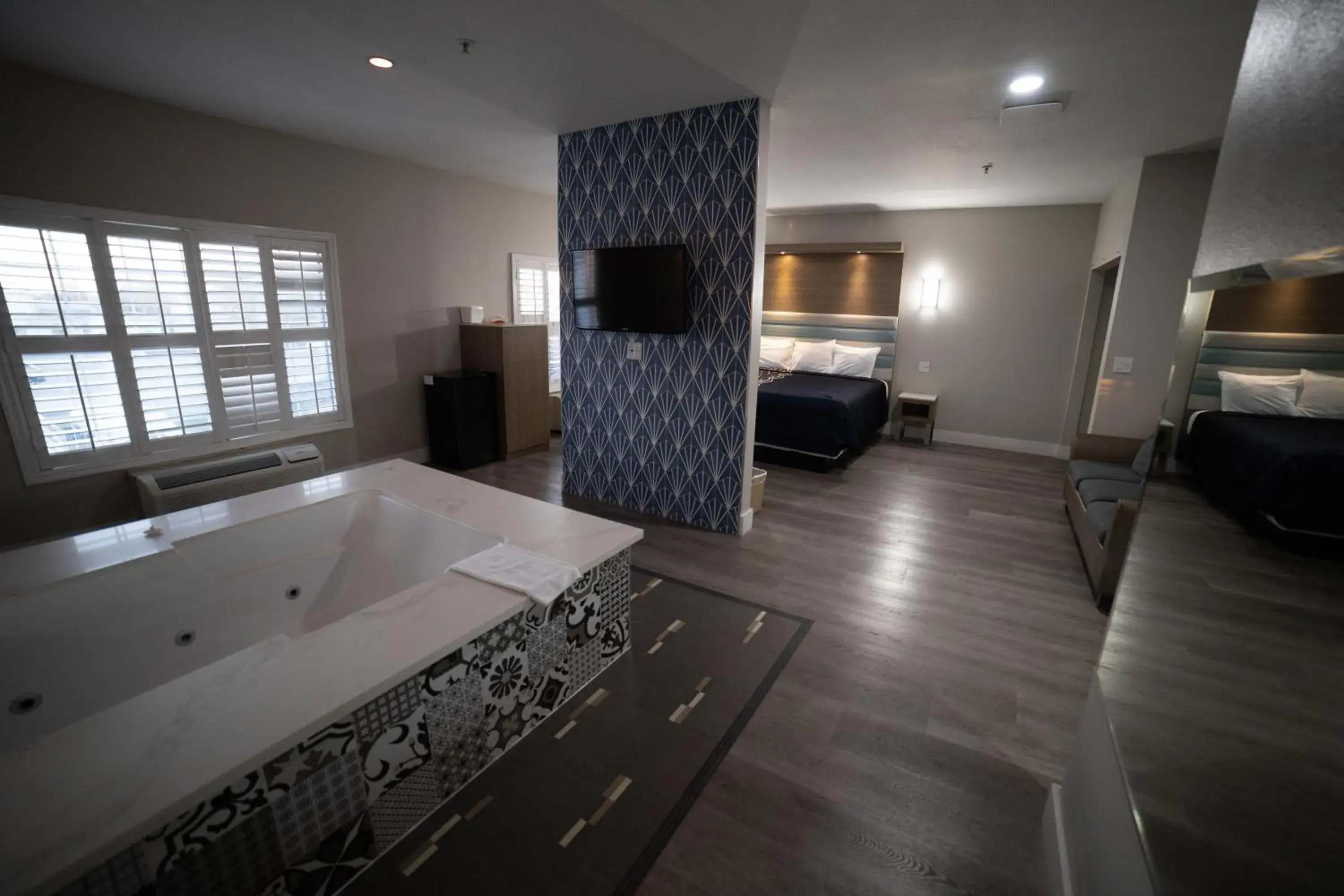 Hot Tub, Bed in Mid City Inn & Suites Pico Rivera Hot Tub, Bed in Mid City Inn & Suites Pico Rivera