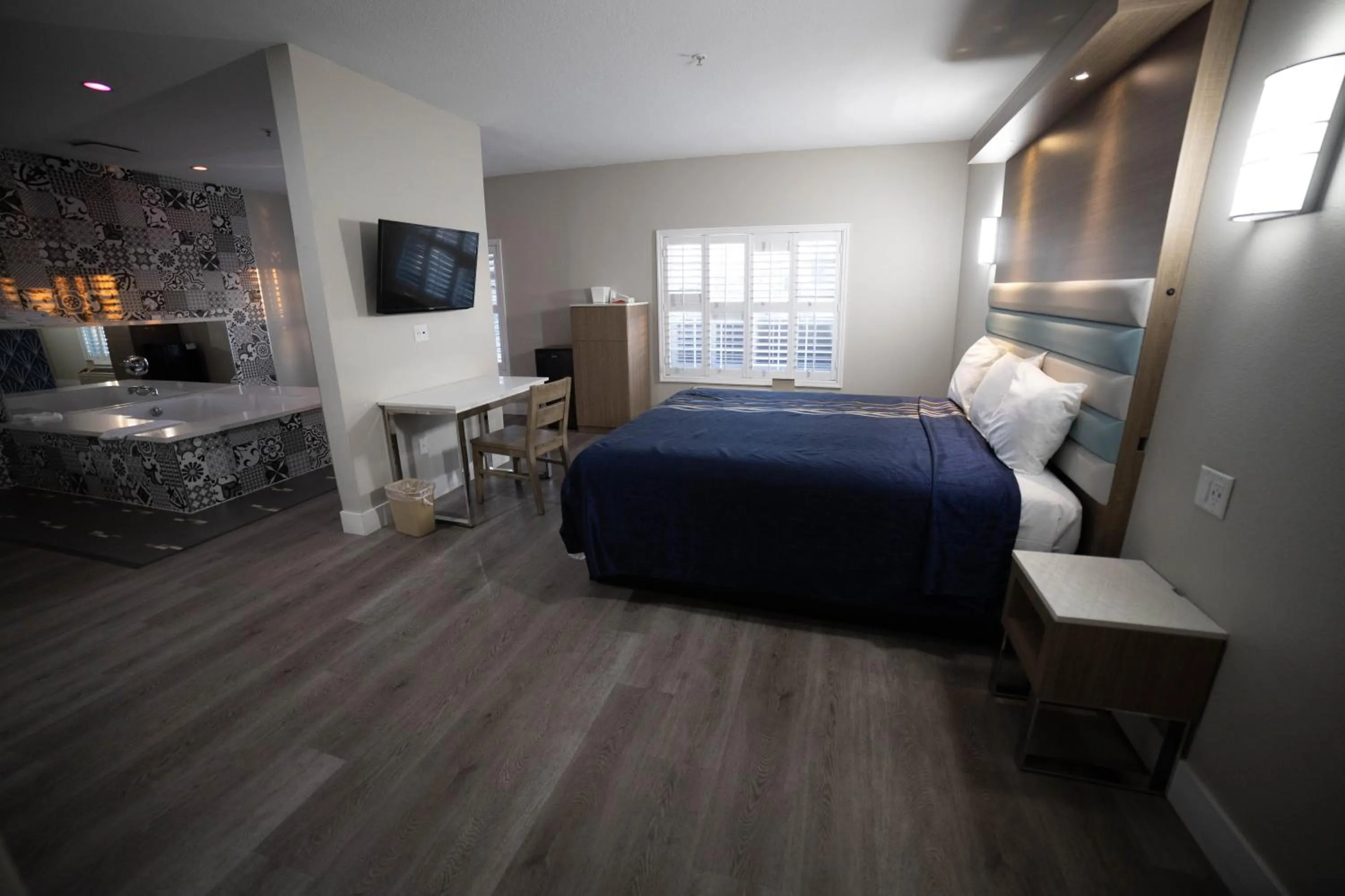 Photo of the whole room, Bed in Mid City Inn & Suites Pico Rivera