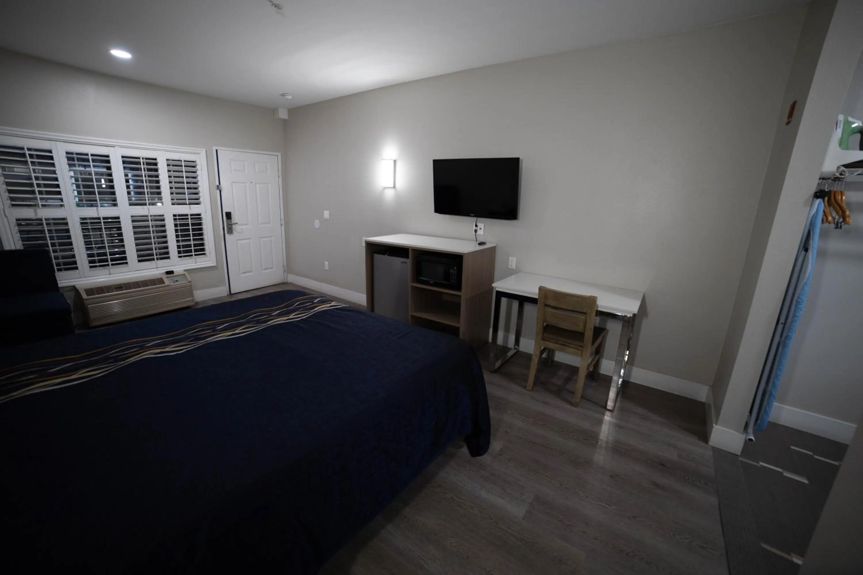 Communal lounge/ TV room, Bed in Mid City Inn & Suites Pico Rivera