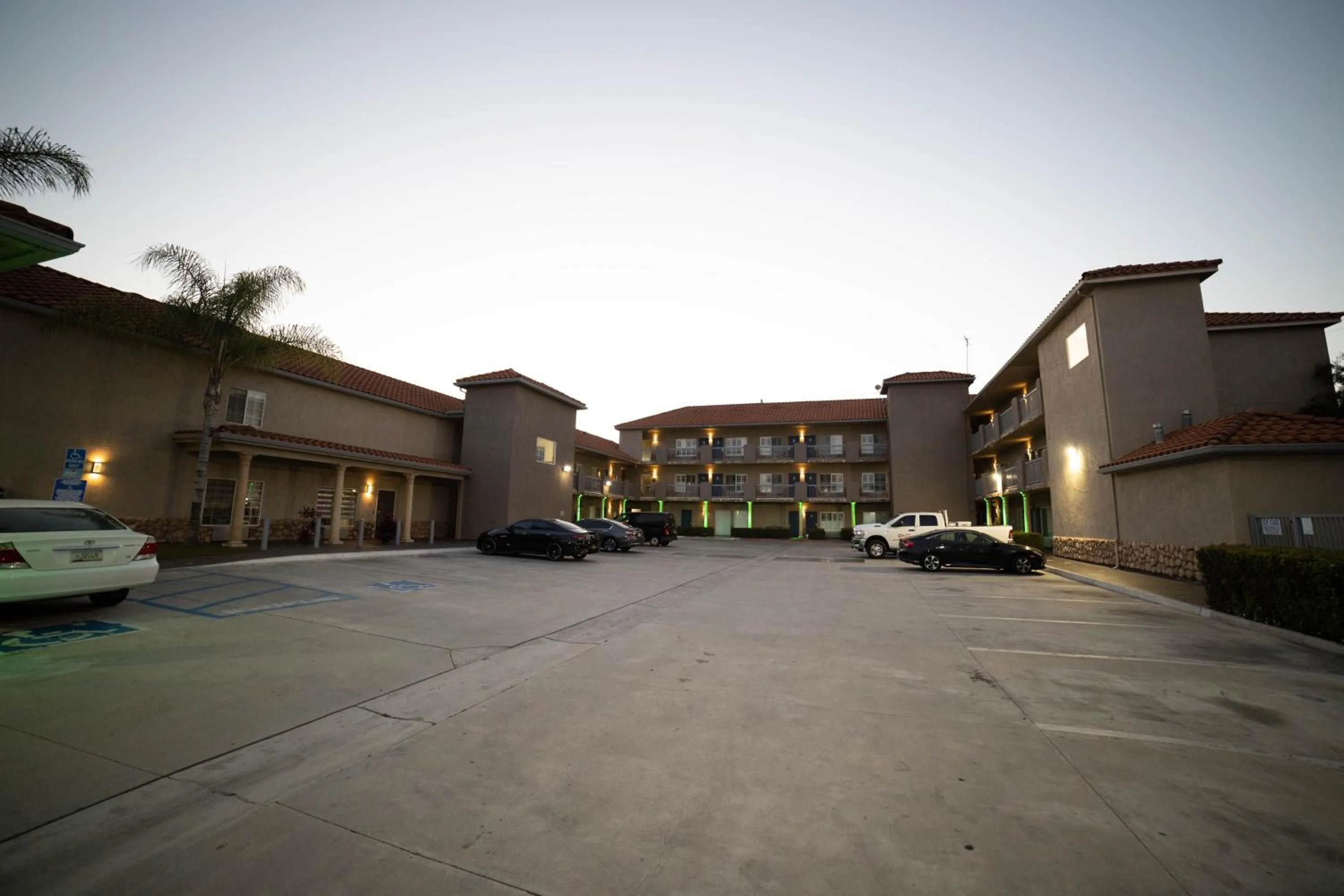 Parking in Mid City Inn & Suites Pico Rivera