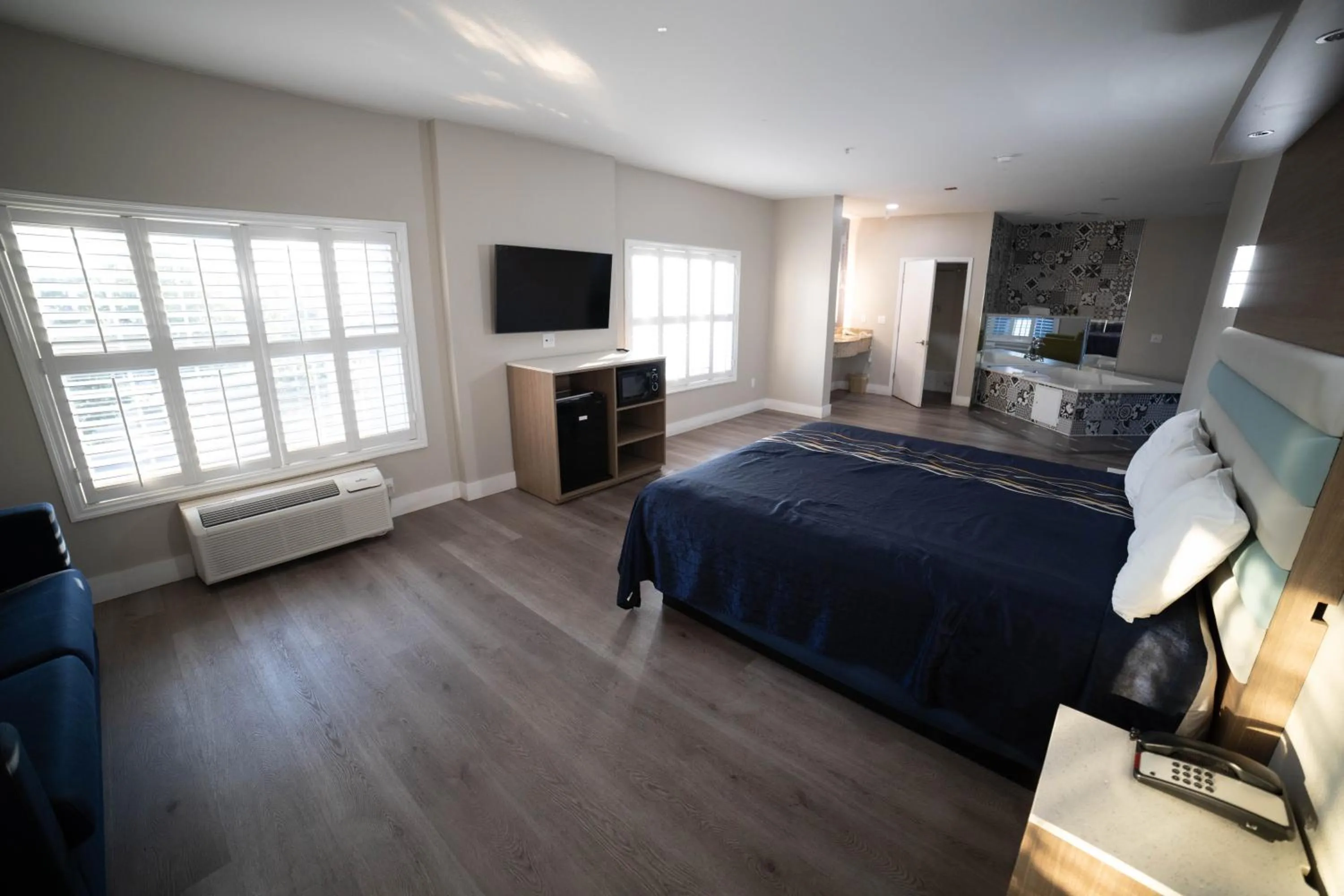 Photo of the whole room, Bed in Mid City Inn & Suites Pico Rivera