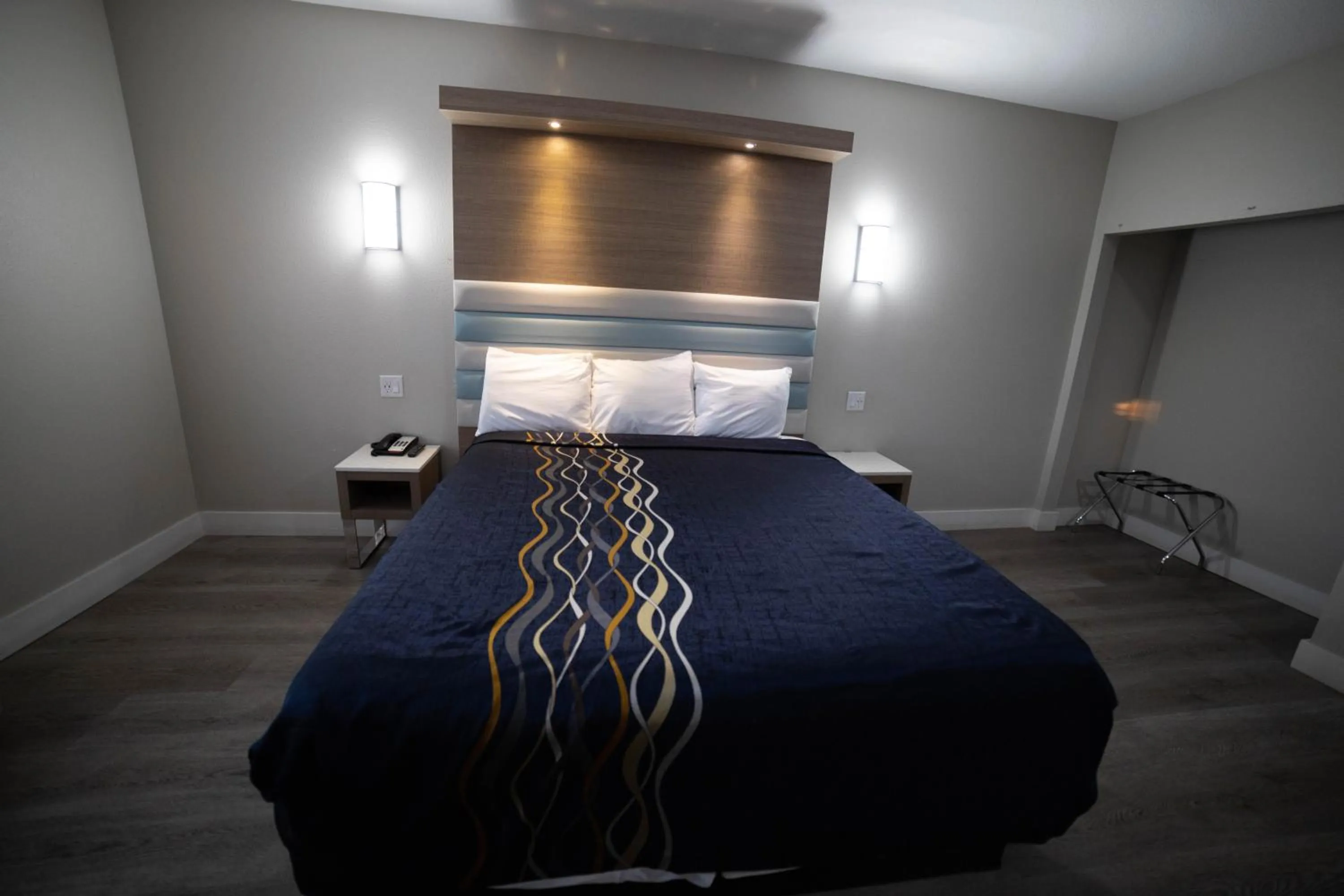 Bedroom, Bed in Mid City Inn & Suites Pico Rivera