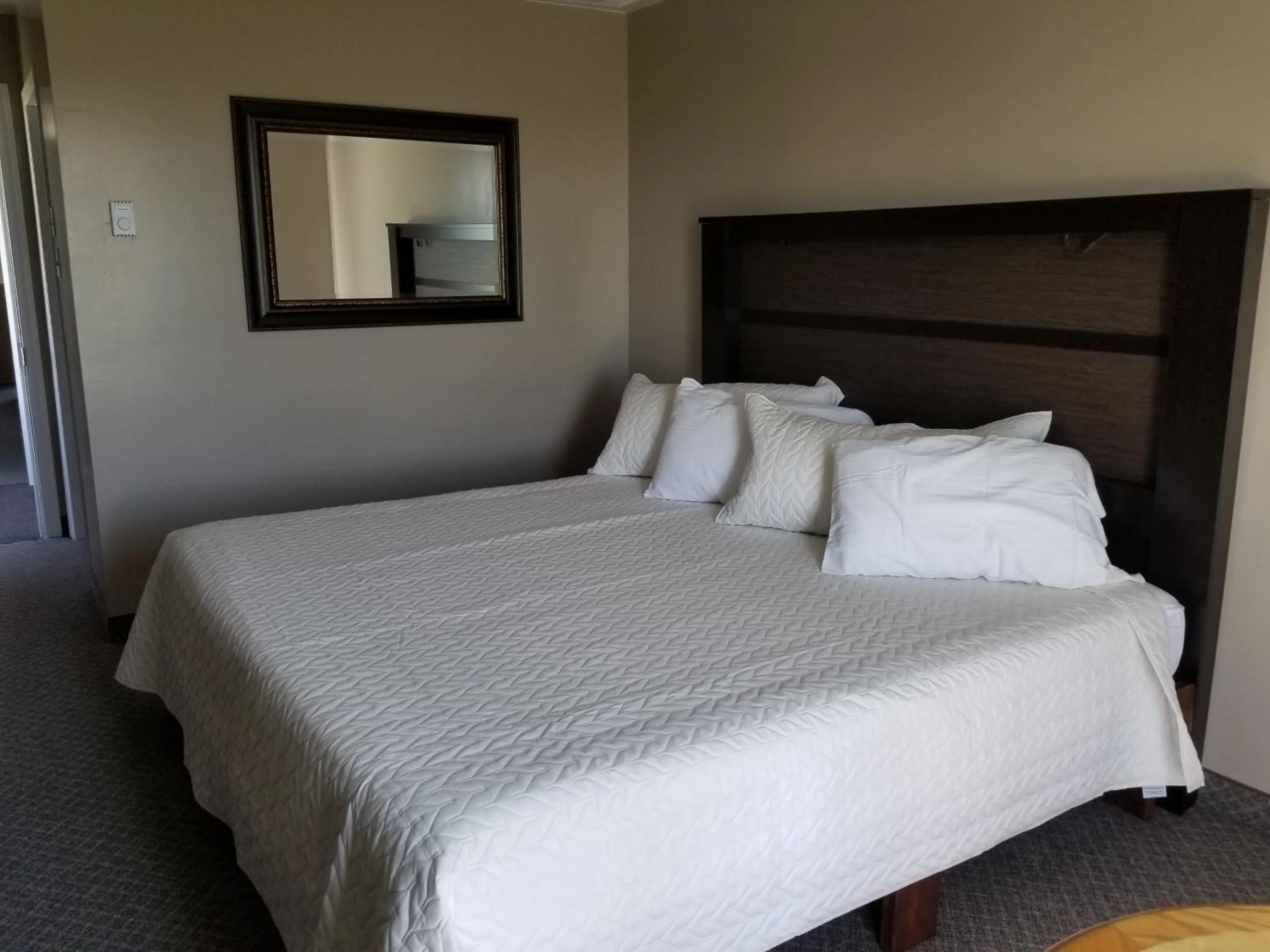 Bedroom in Knights Inn Woodstock