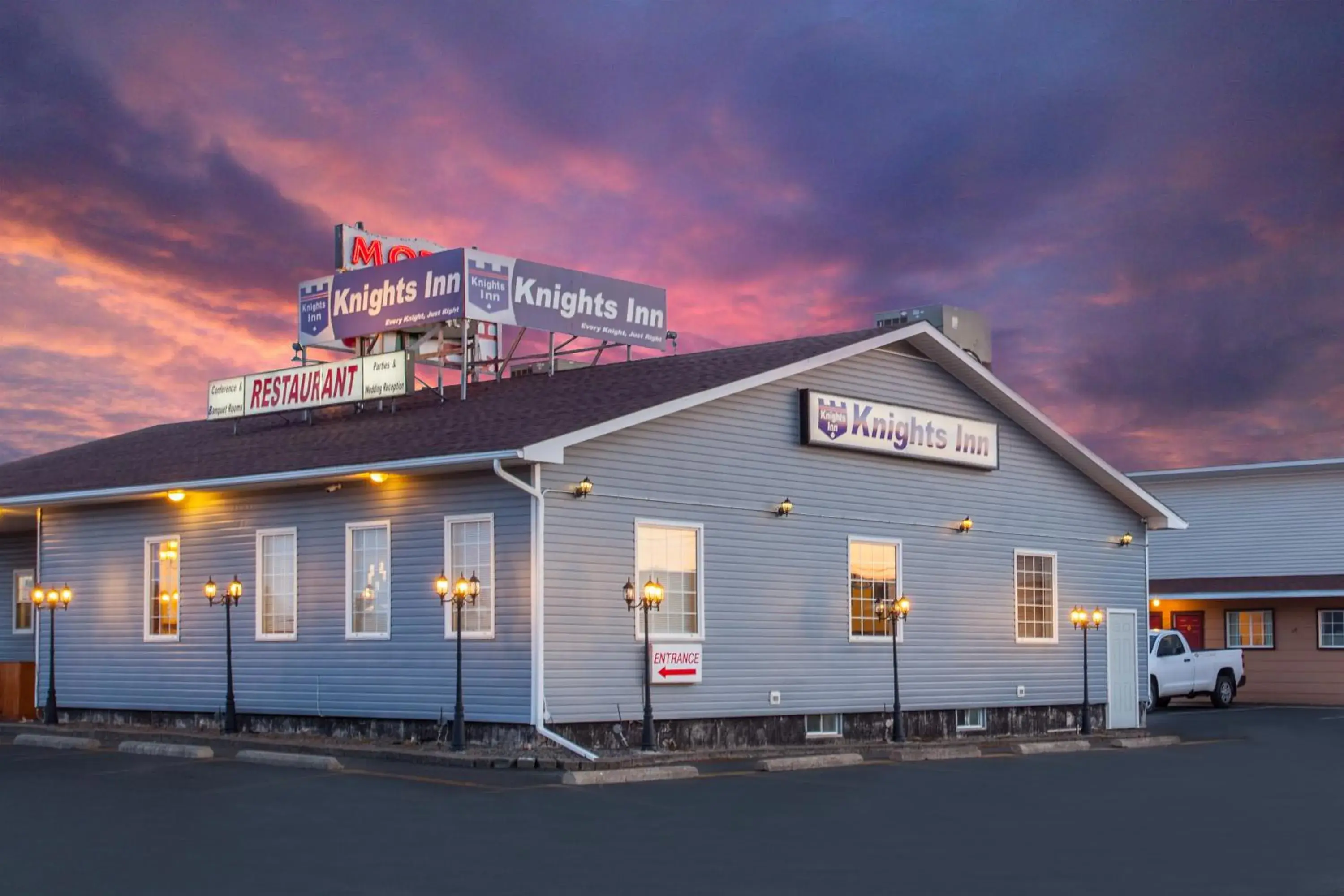 Property building in Knights Inn Woodstock Property building in Knights Inn Woodstock