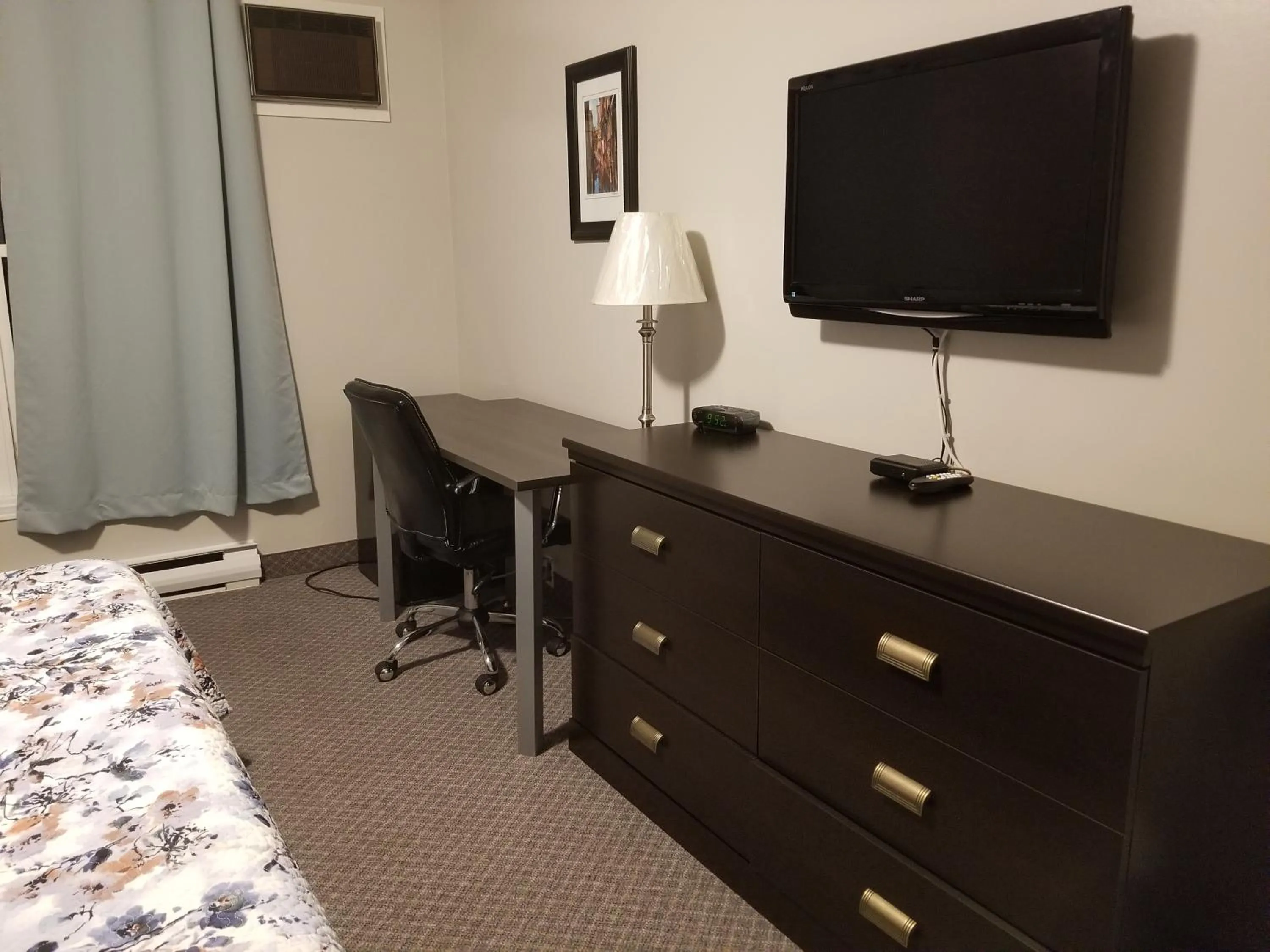 Bedroom in Knights Inn Woodstock