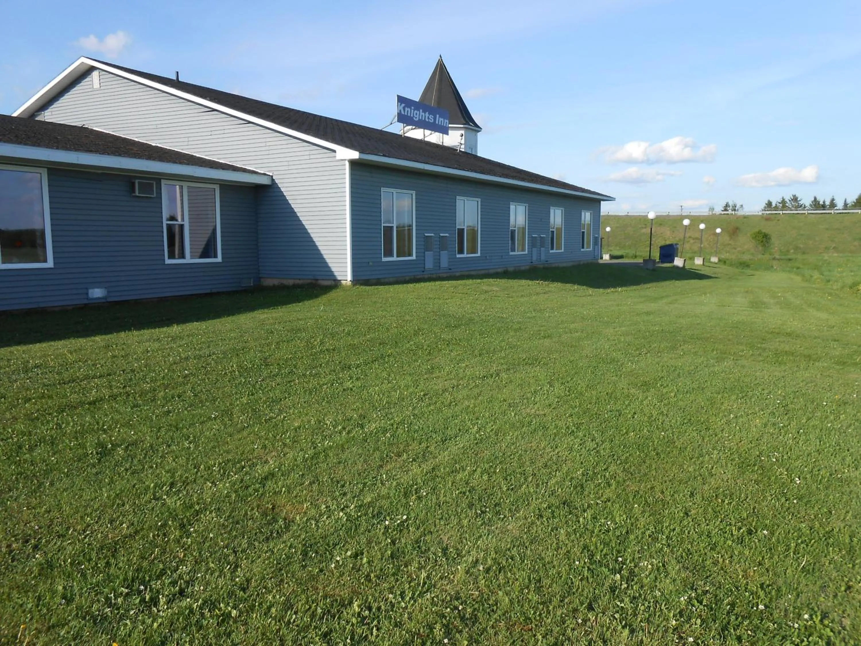 Facade/entrance in Knights Inn Woodstock