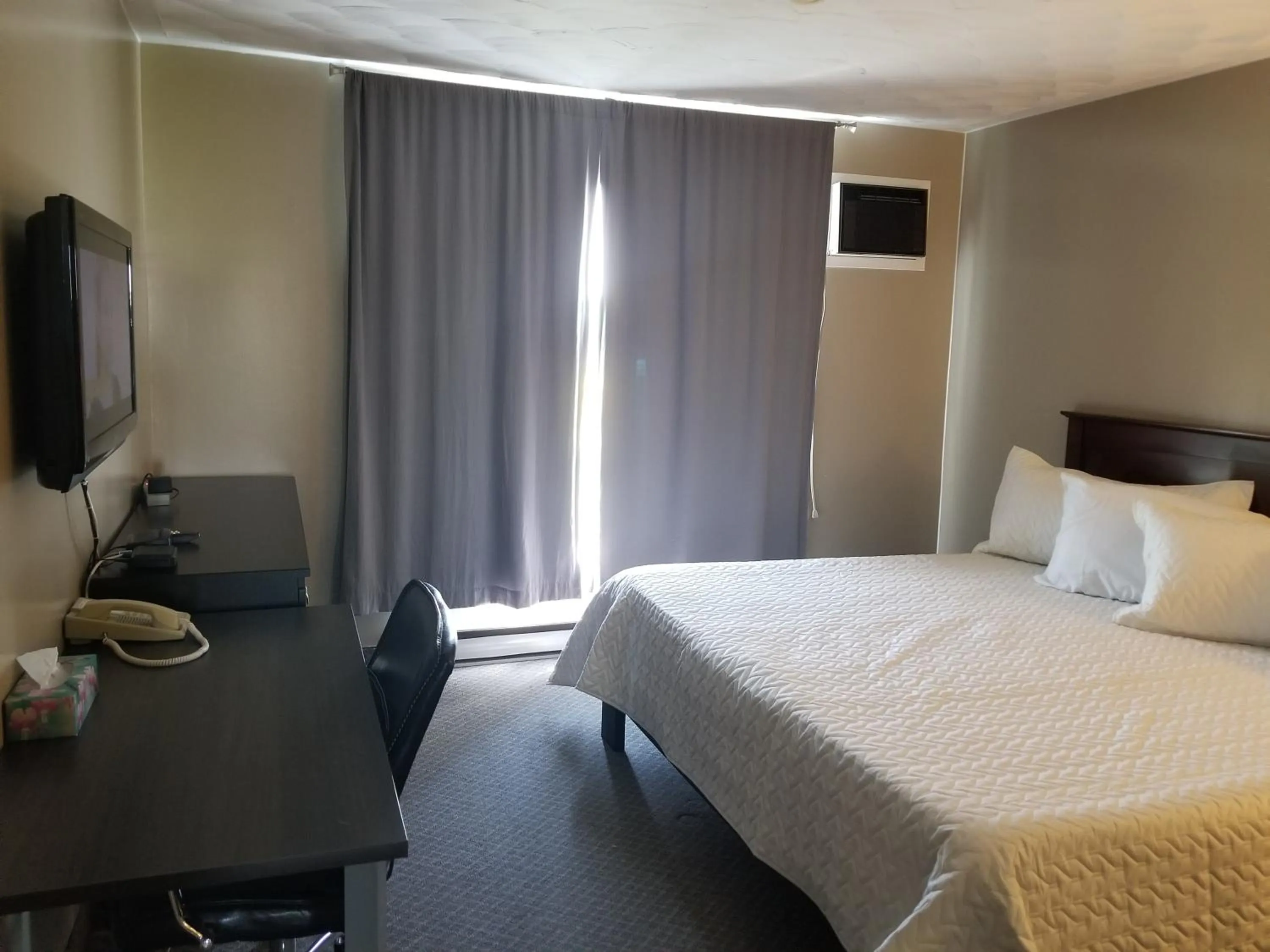 Bedroom in Knights Inn Woodstock