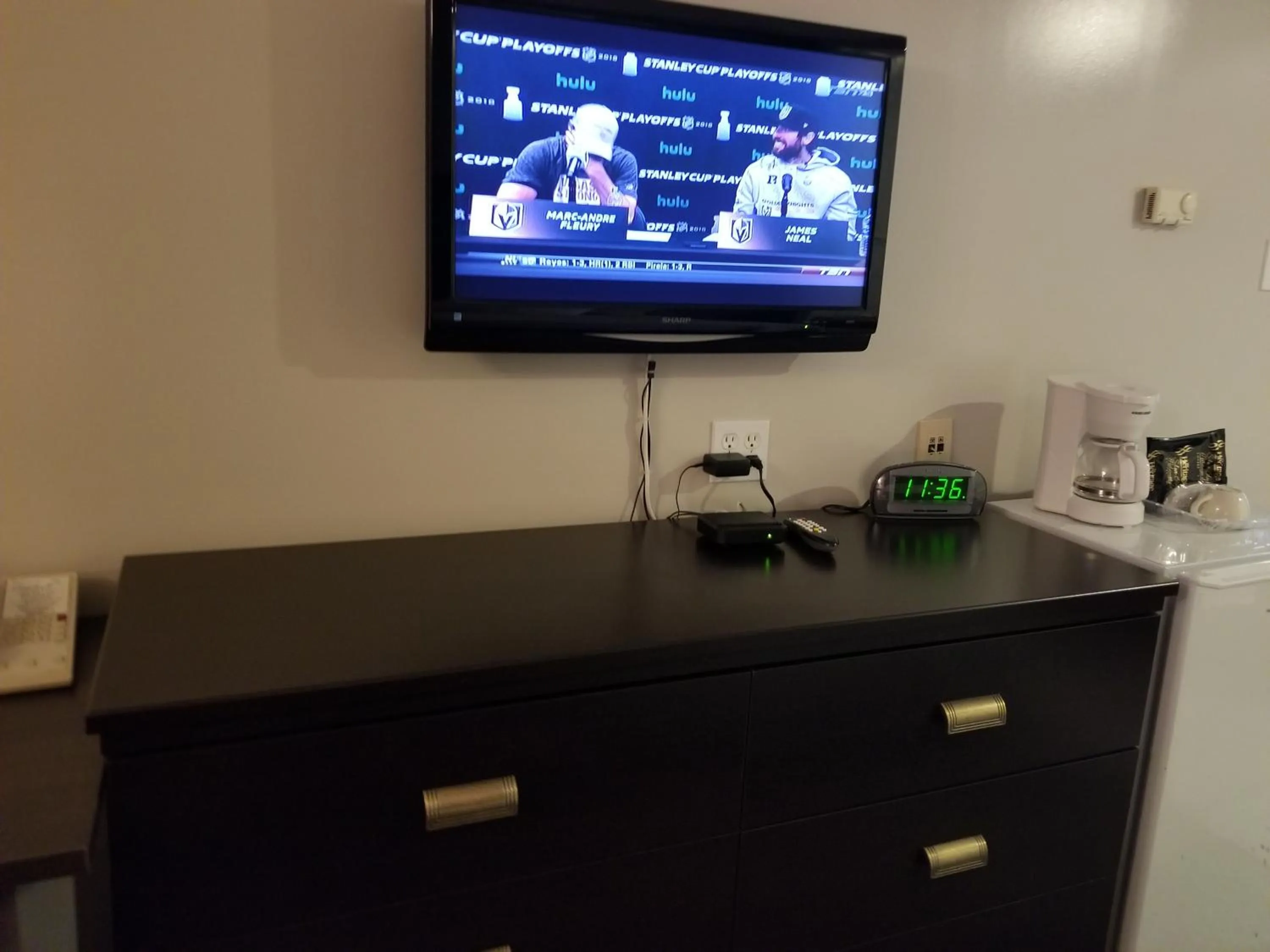 Bedroom in Knights Inn Woodstock