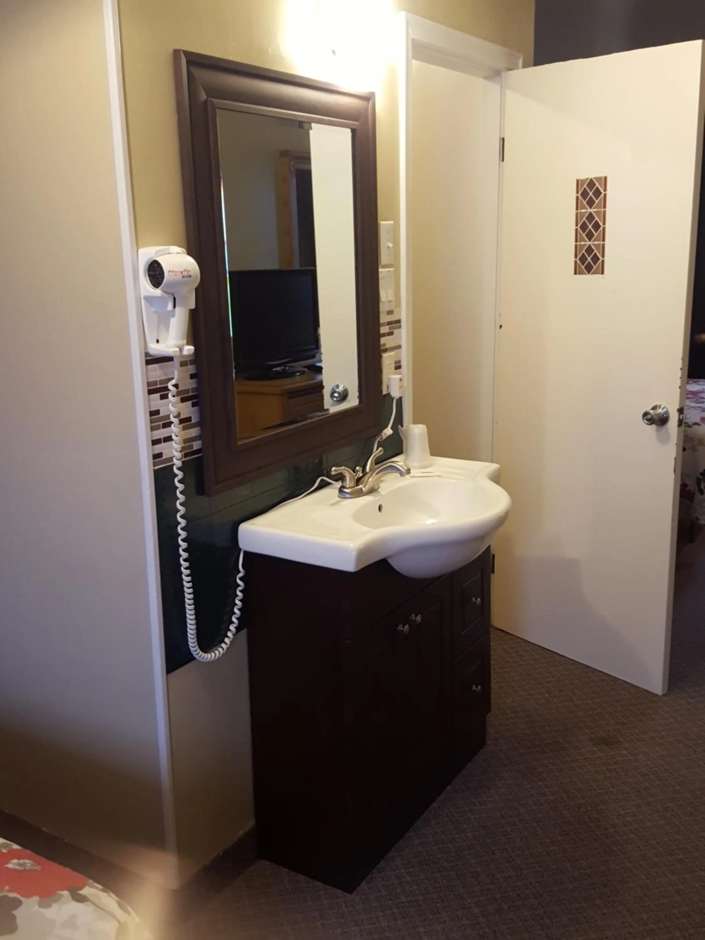 Bathroom in Knights Inn Woodstock