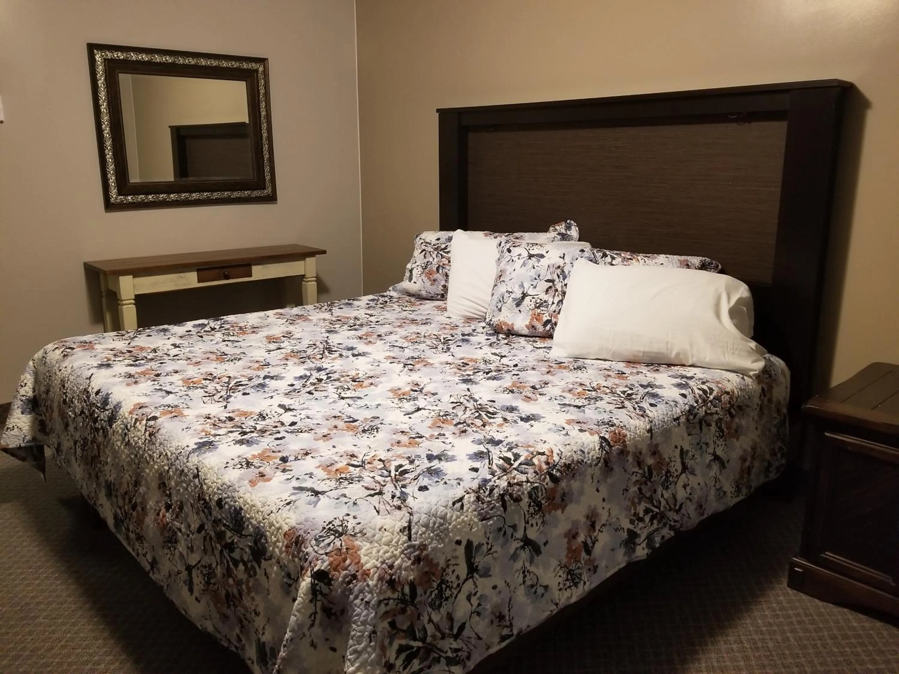 Bedroom in Knights Inn Woodstock