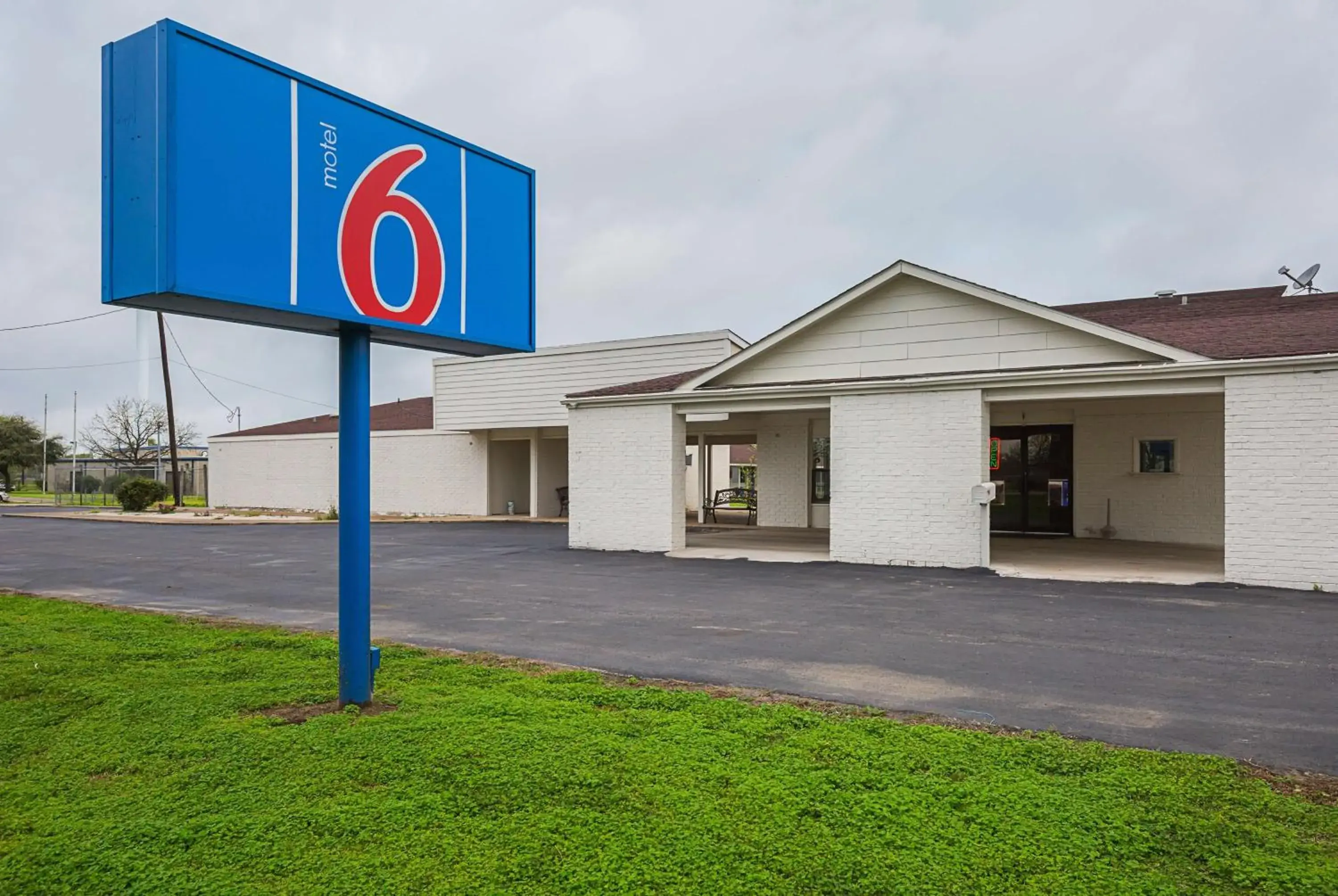 Property building in Motel 6-Madisonville, TX Property building in Motel 6-Madisonville, TX