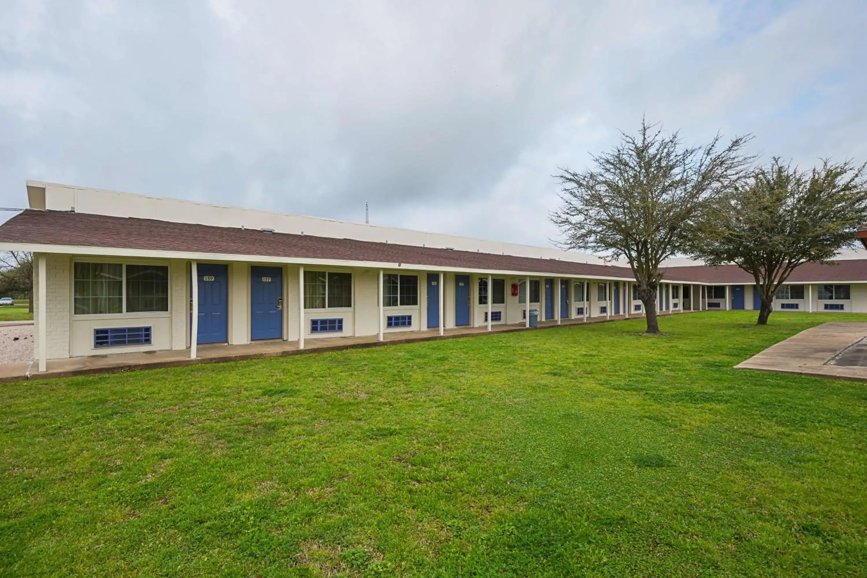 Property building in Motel 6-Madisonville, TX Property building in Motel 6-Madisonville, TX