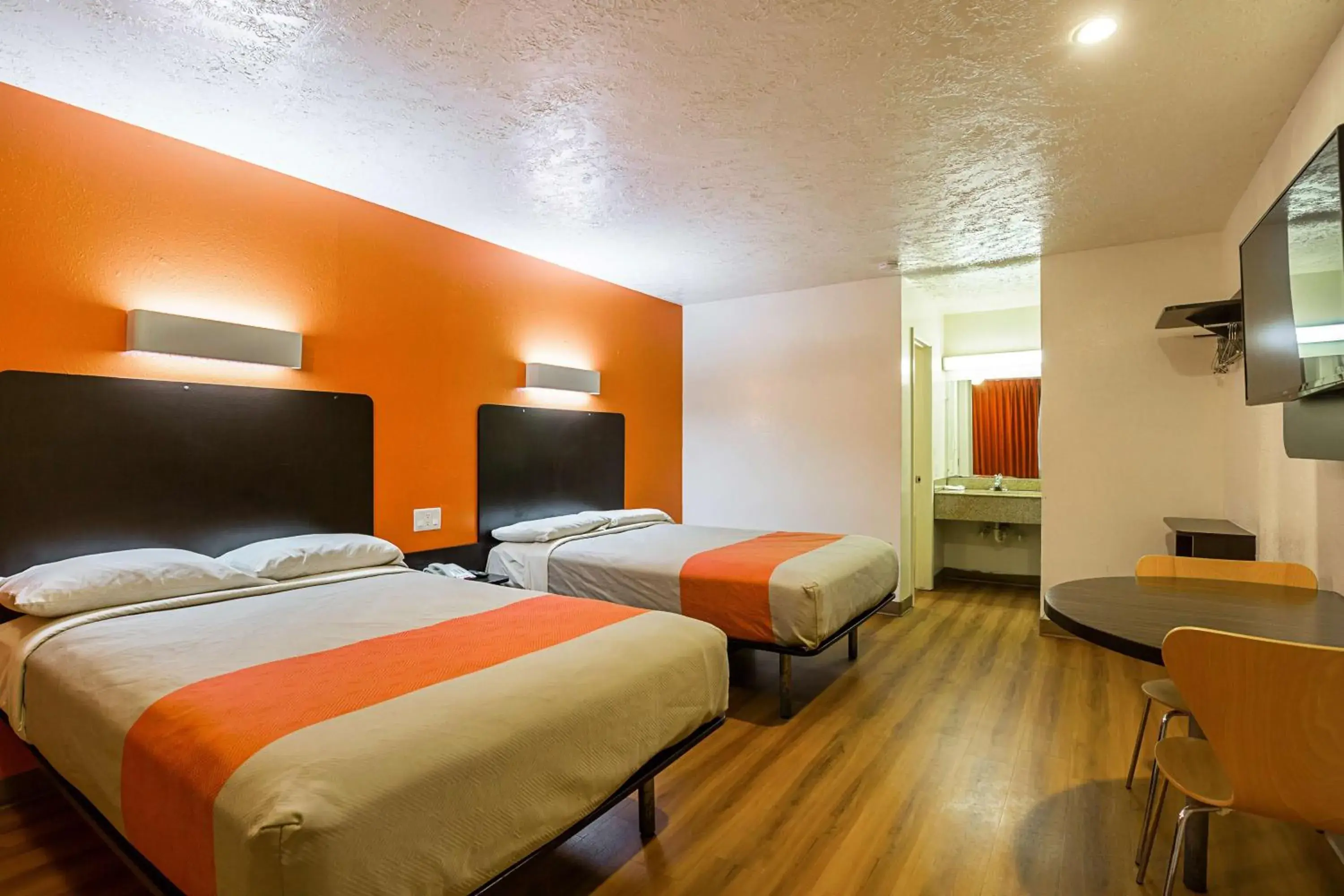 TV and multimedia, Bed in Motel 6-Madisonville, TX TV and multimedia, Bed in Motel 6-Madisonville, TX