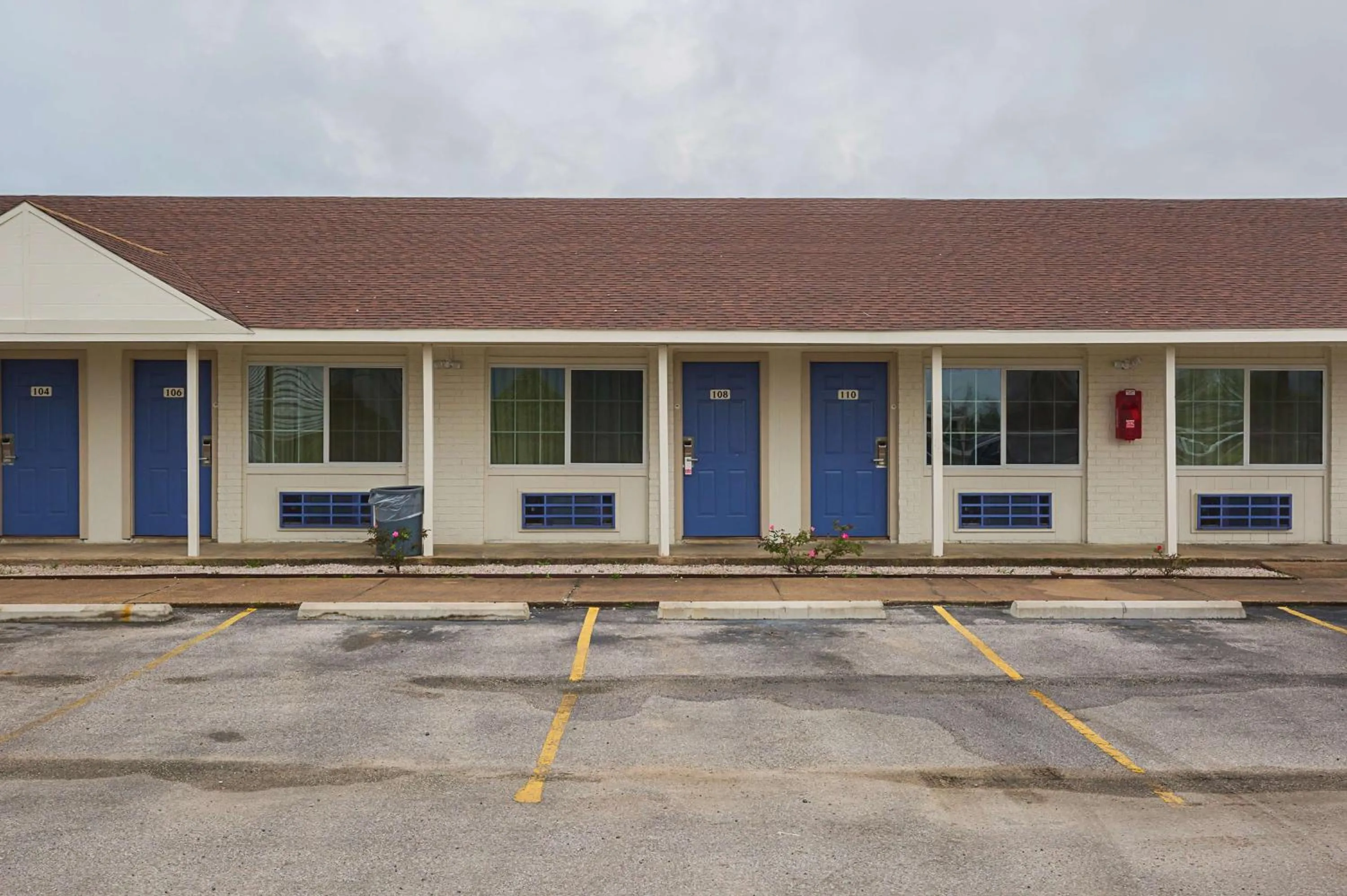 Property building in Motel 6-Madisonville, TX