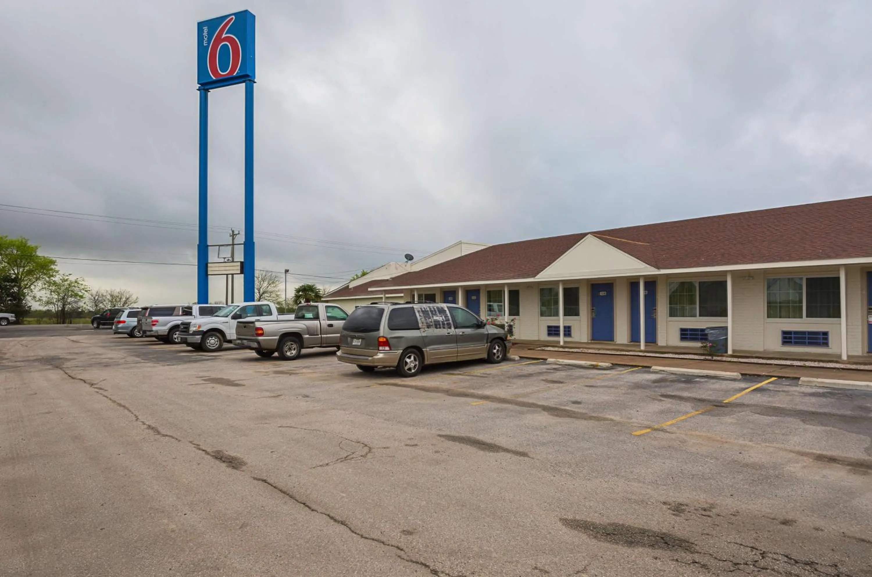 Property building in Motel 6-Madisonville, TX
