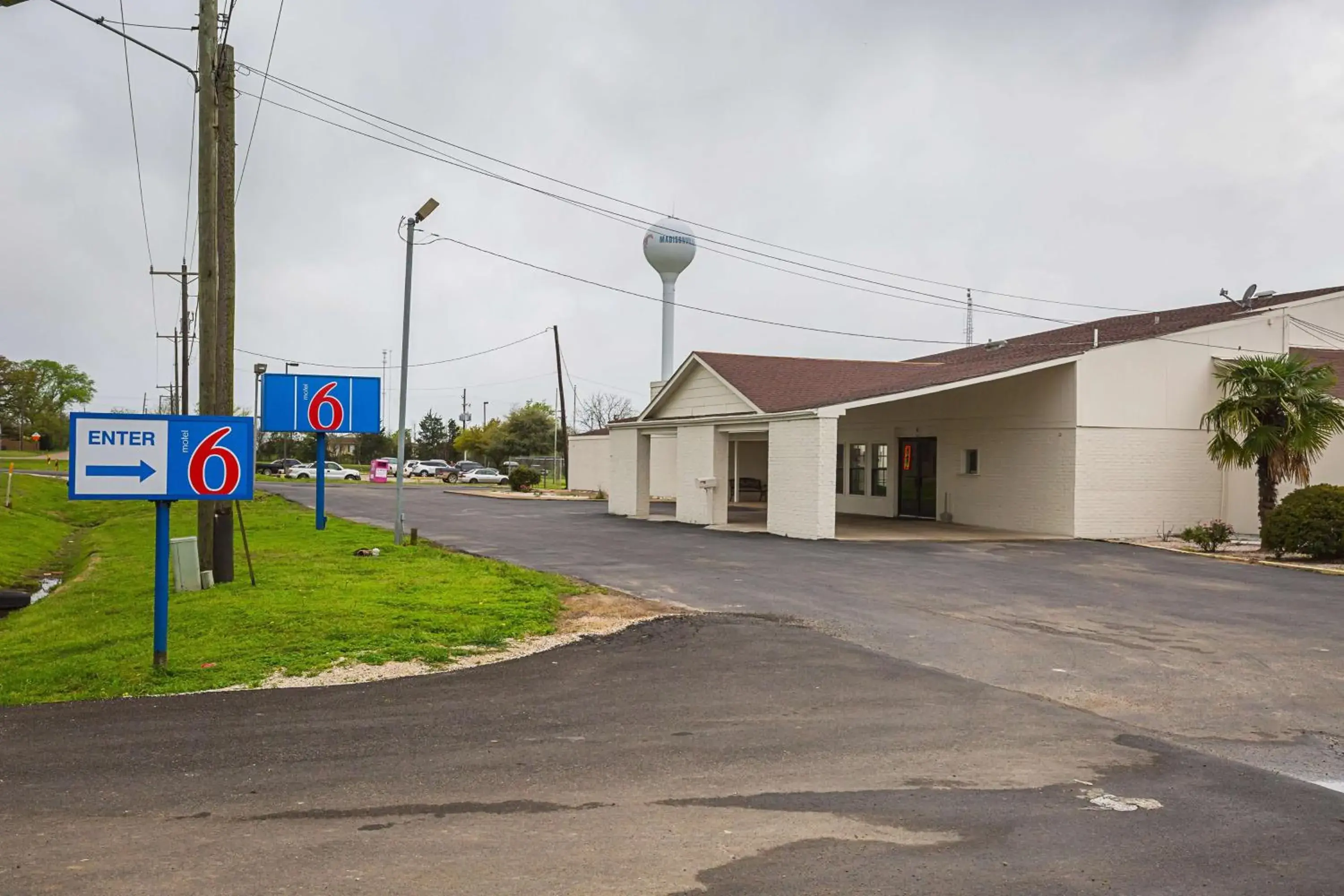 Property building in Motel 6-Madisonville, TX Property building in Motel 6-Madisonville, TX