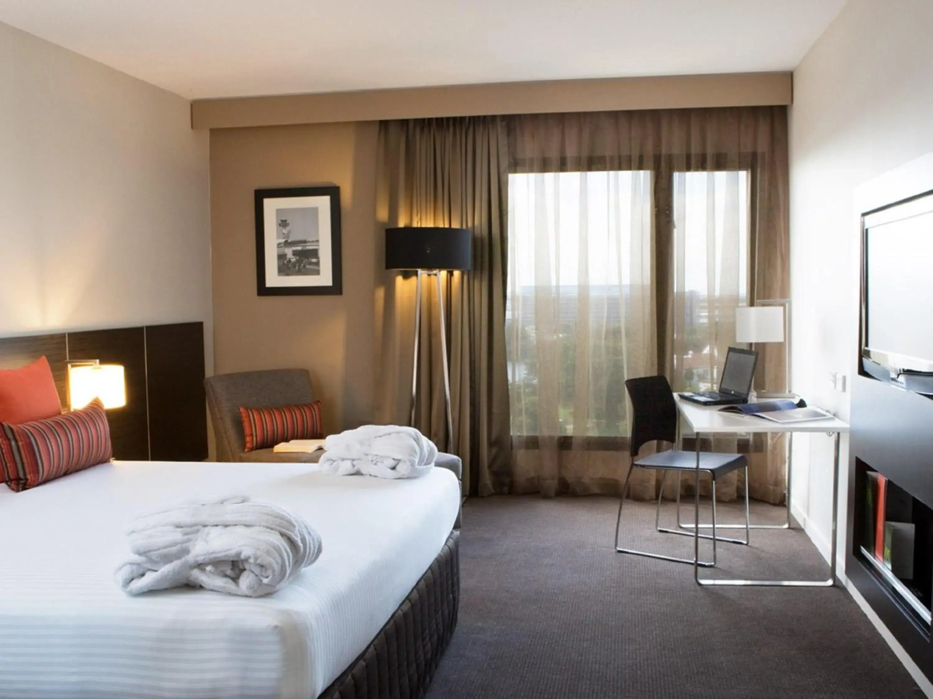 Bedroom, Bed in Novotel Sydney International Airport Bedroom, Bed in Novotel Sydney International Airport