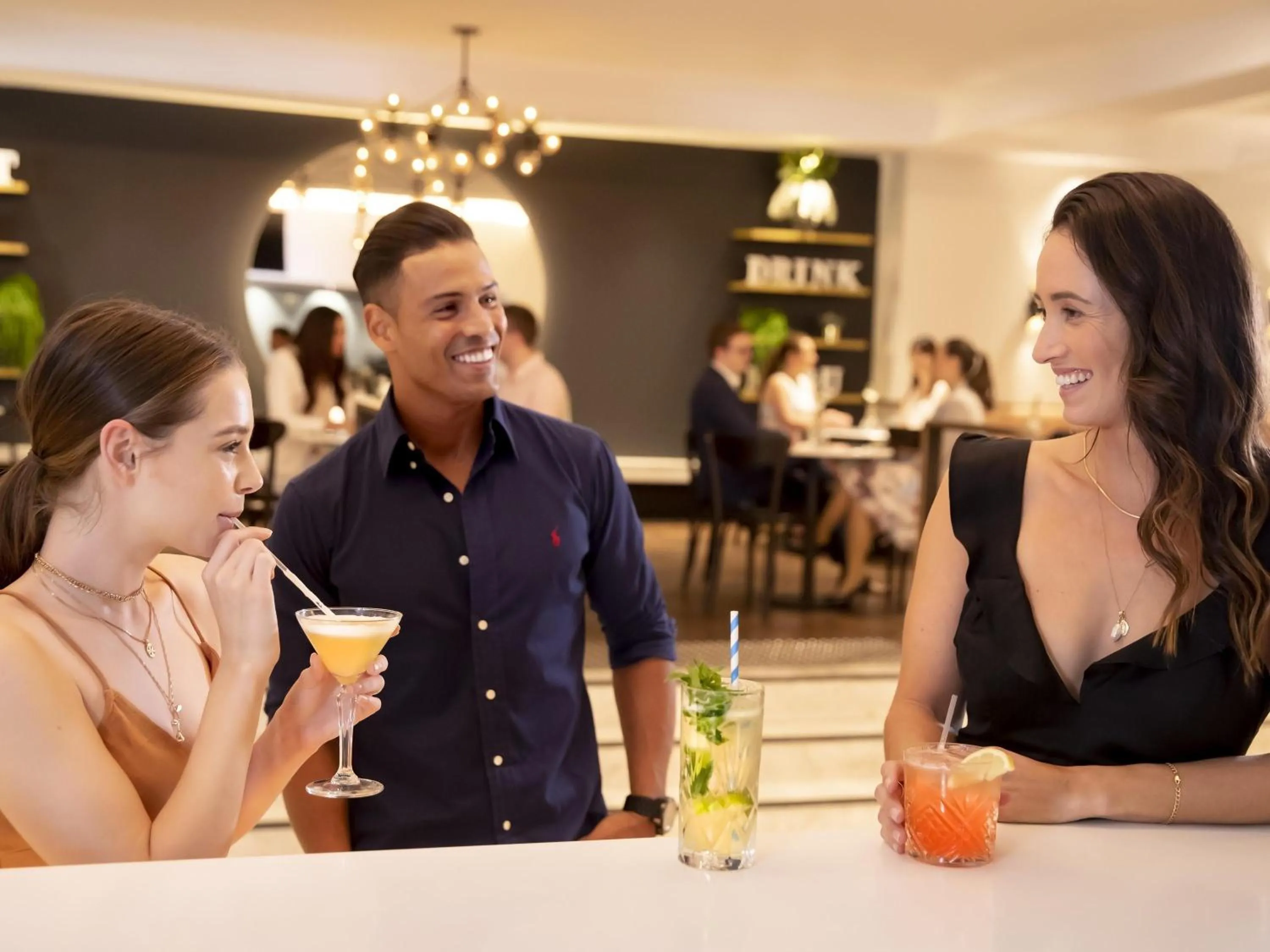 Lounge or bar in Novotel Sydney International Airport