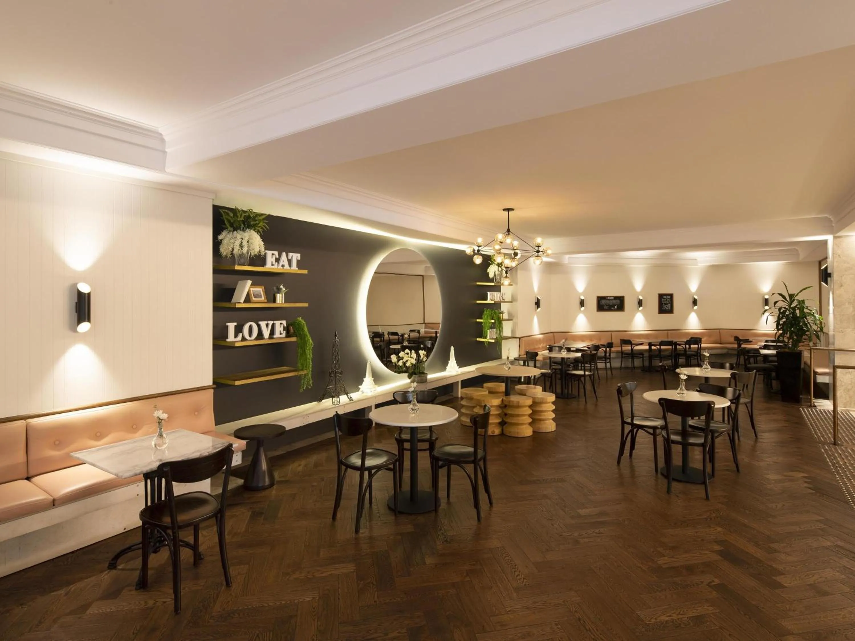 Lounge or bar in Novotel Sydney International Airport