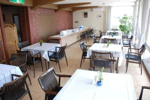 Restaurant/places to eat in Royal Hotel