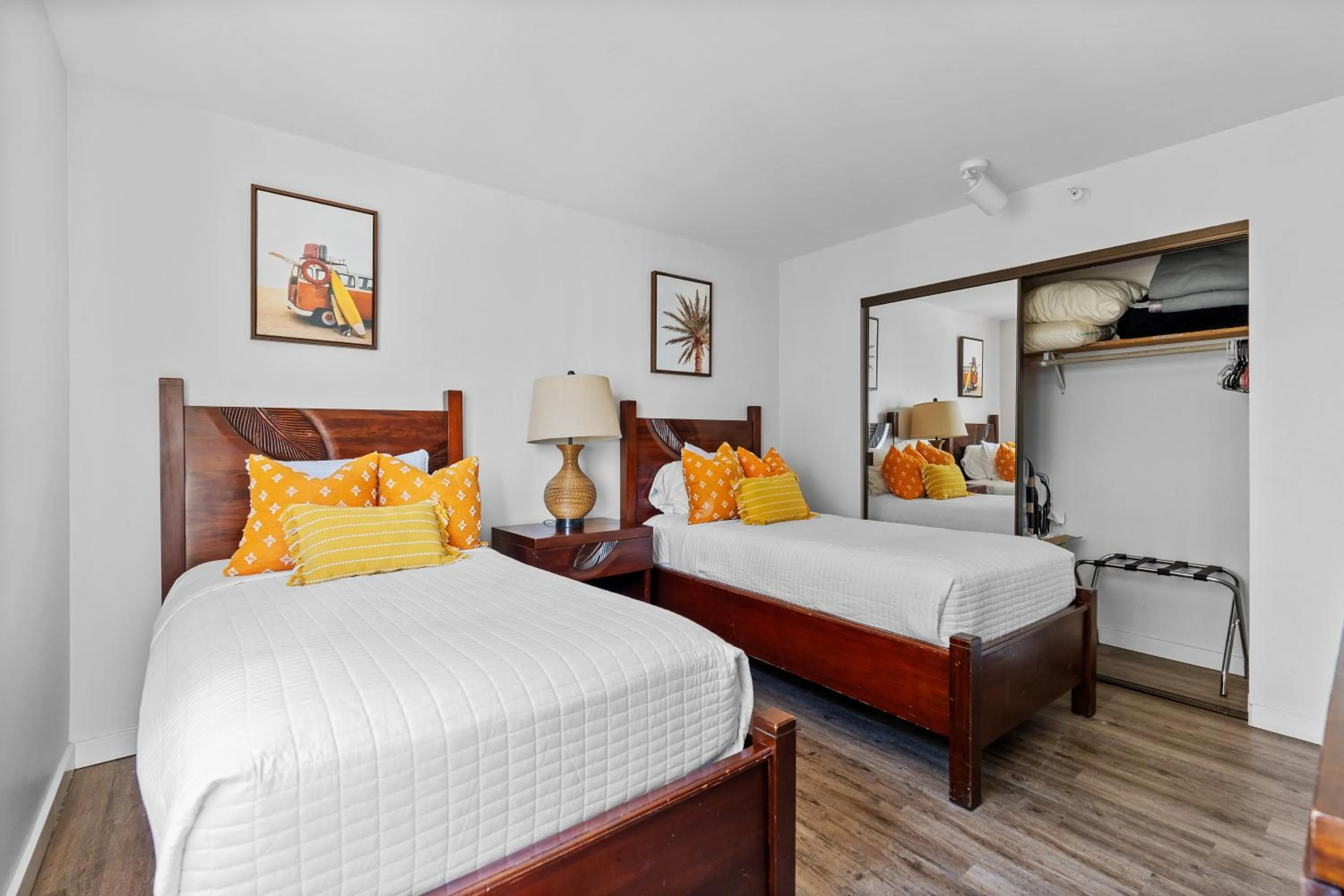 Bed in Spacious Waikiki Beach 2BR-Ocean View-Free Parking