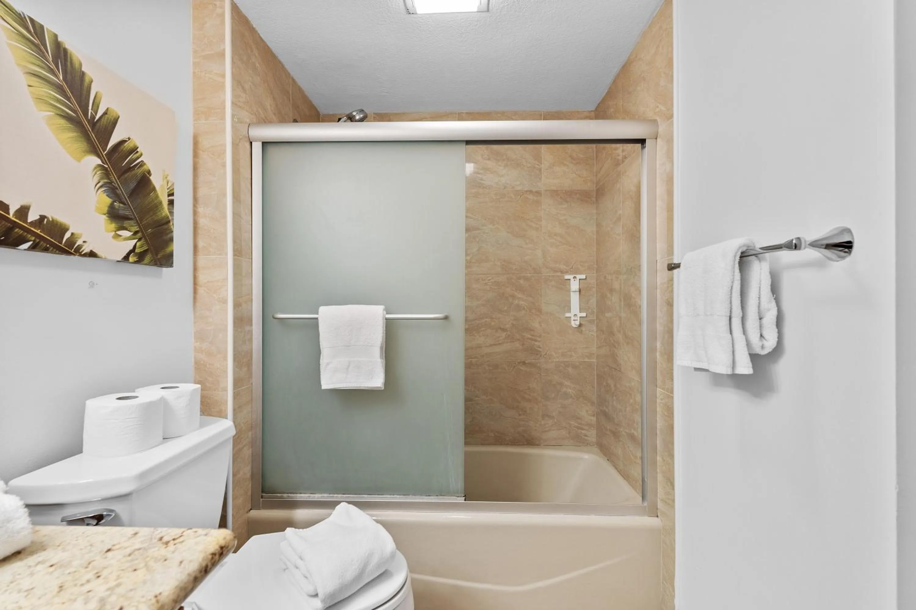 Spacious Waikiki Beach 2BR-Ocean View-Free Parking