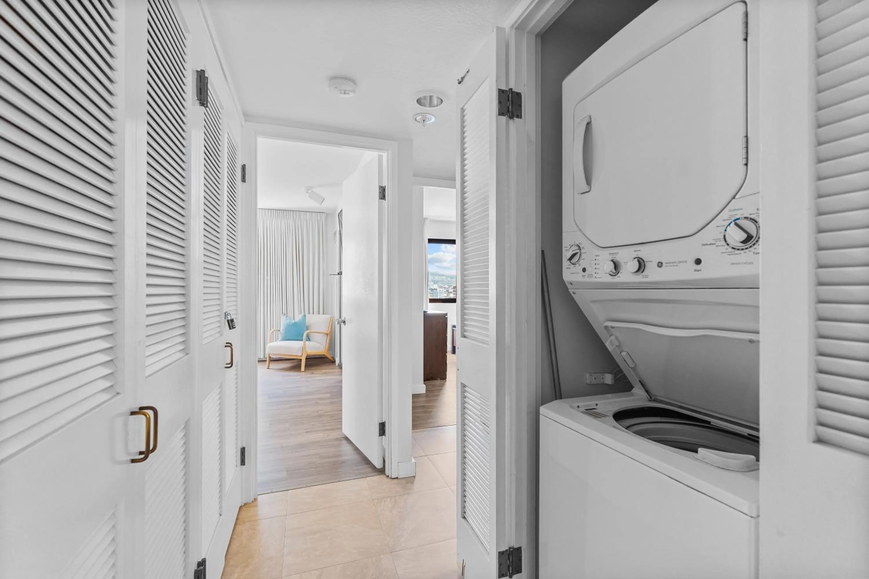 Spacious Waikiki Beach 2BR-Ocean View-Free Parking