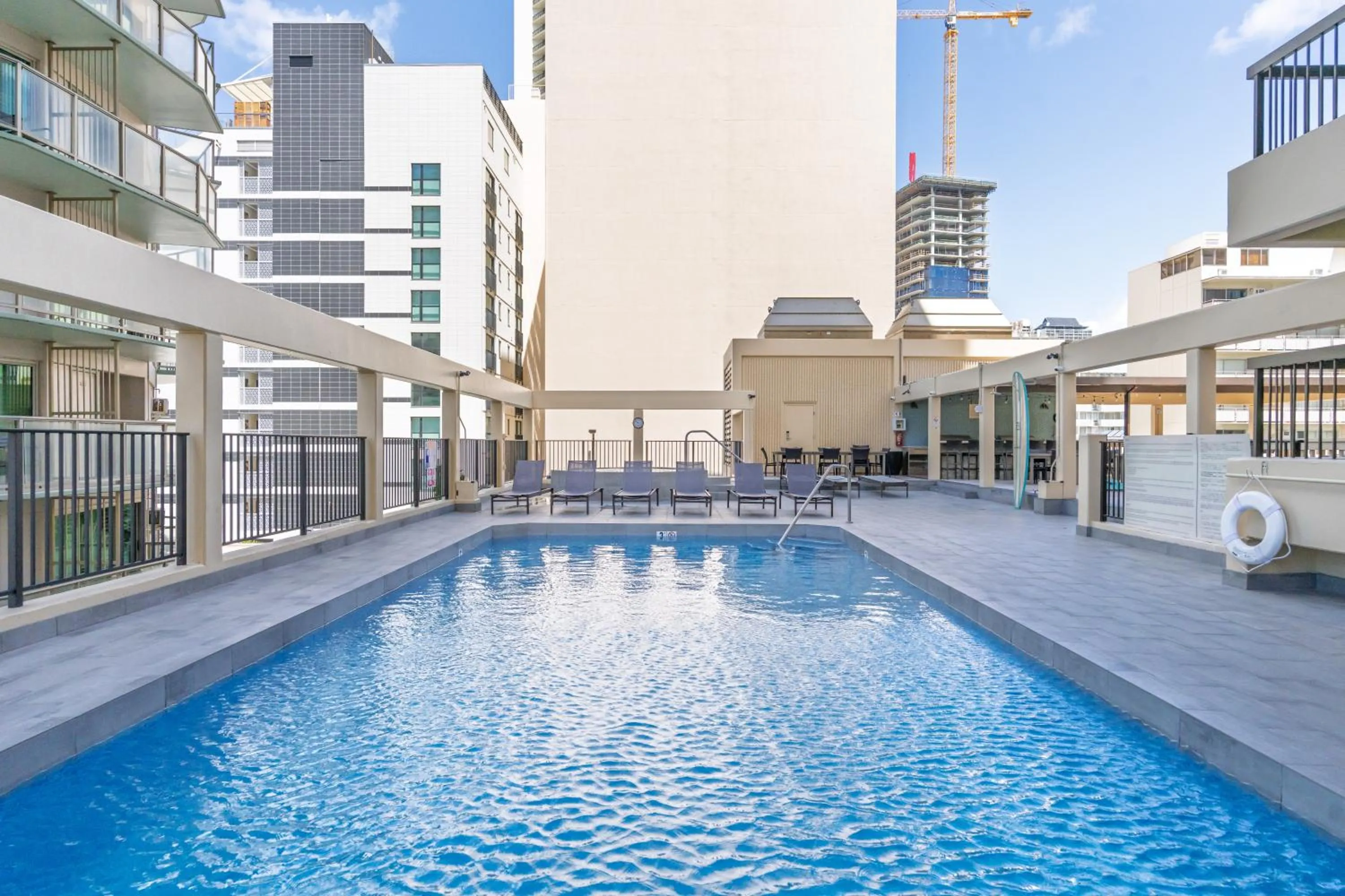 Spacious Waikiki Beach 2BR-Ocean View-Free Parking