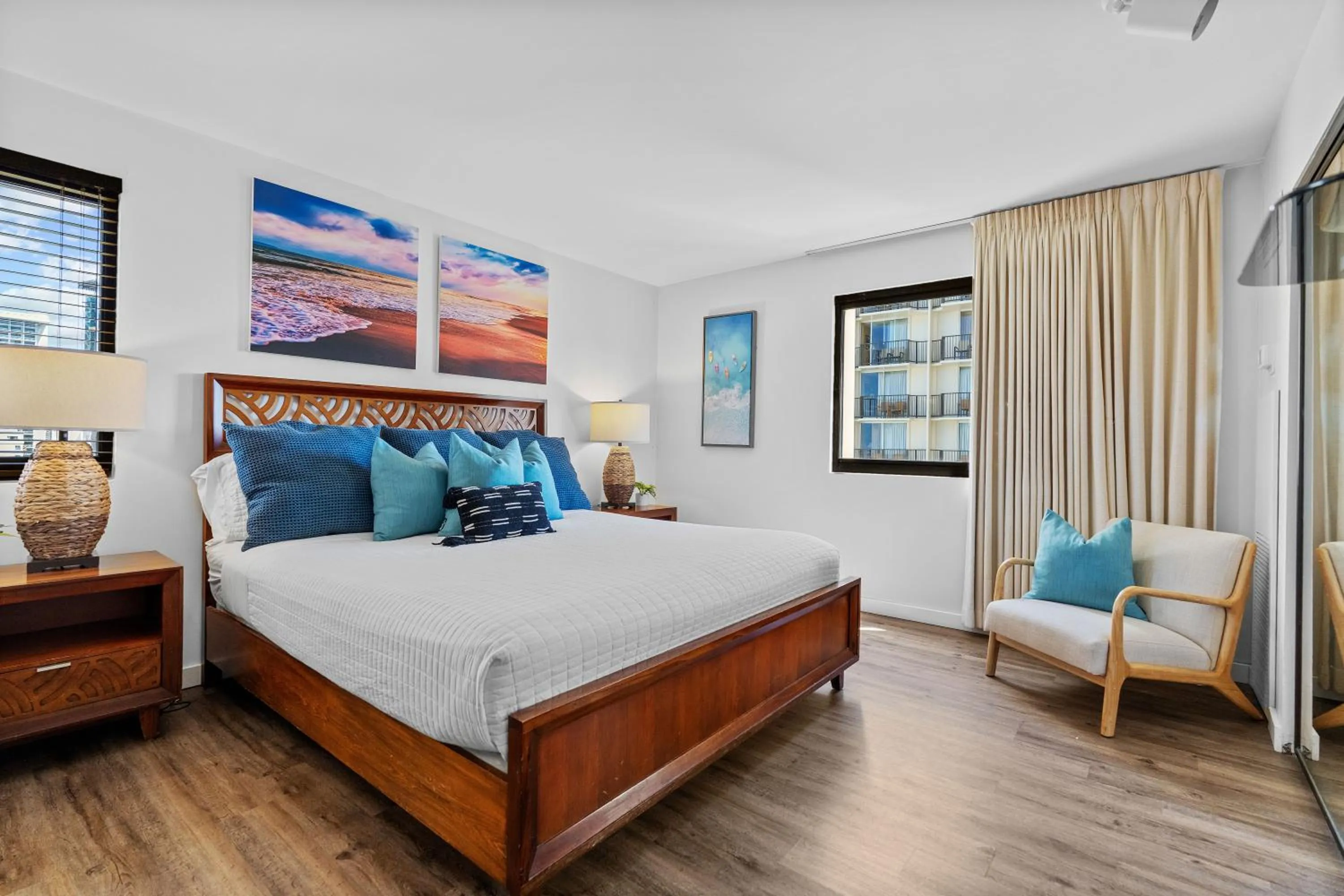 Bed in Spacious Waikiki Beach 2BR-Ocean View-Free Parking